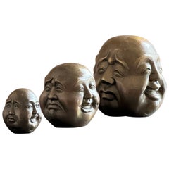Tres cabezas de Buda de bronce