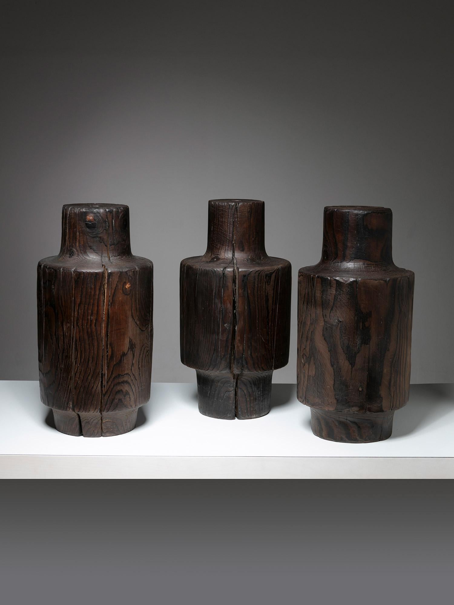 Tre grandi oggetti decorativi in legno massiccio.
Forma organica e intrigante finitura superficiale. 
I pezzi sono venduti singolarmente.
