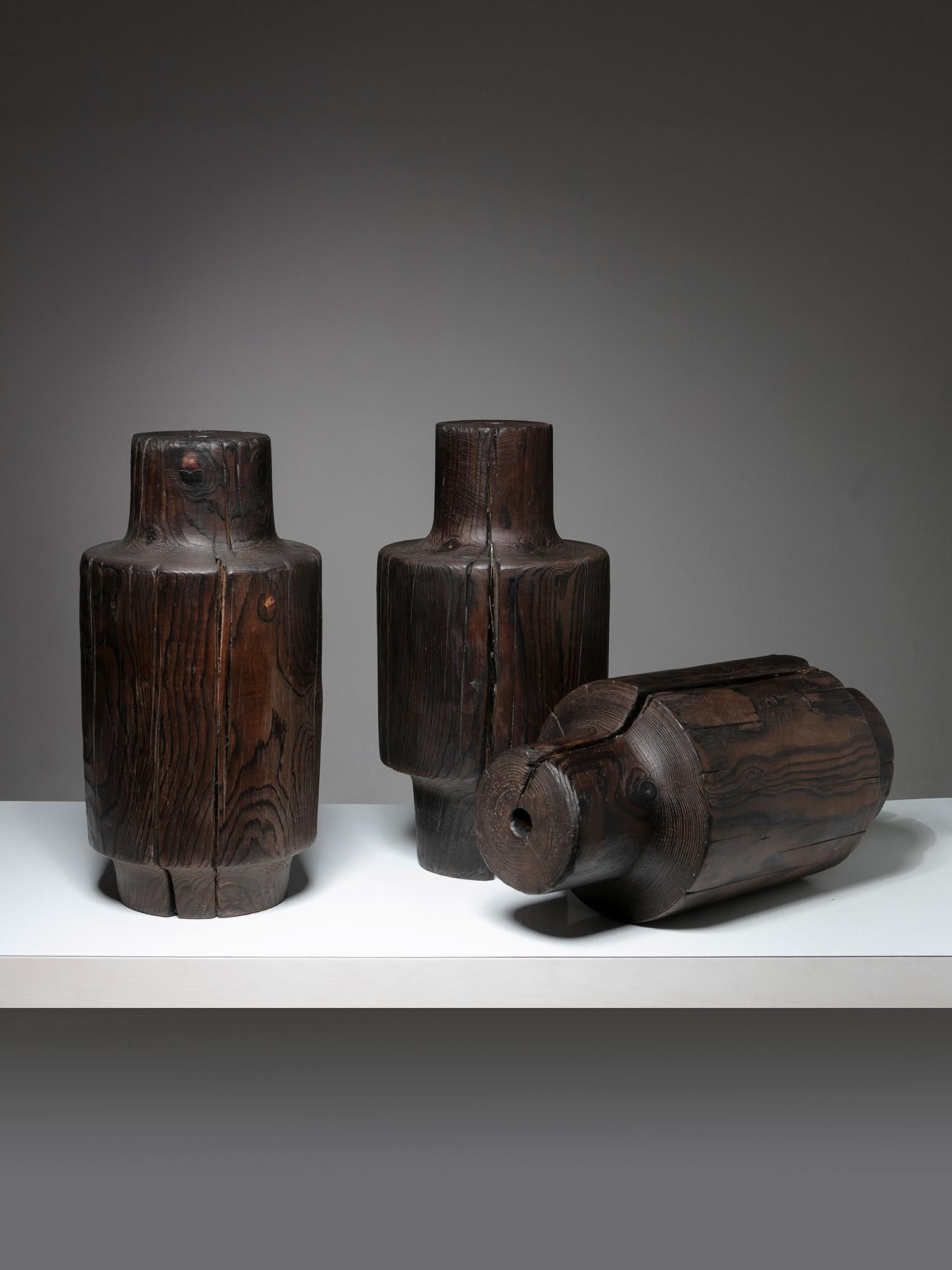 Italiano Tre sculture in legno massiccio brunito, Italia, anni '70 in vendita