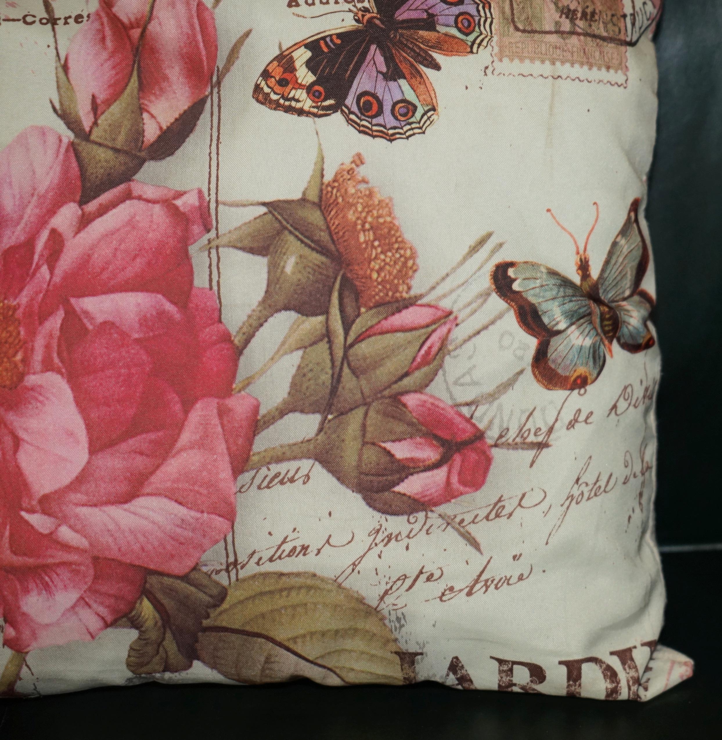 Trois coussins de ARMCHAIR SOFA BUTTERFLY & FLOWERS NICE rembourrage décoratif Bon état - En vente à West Sussex, Pulborough