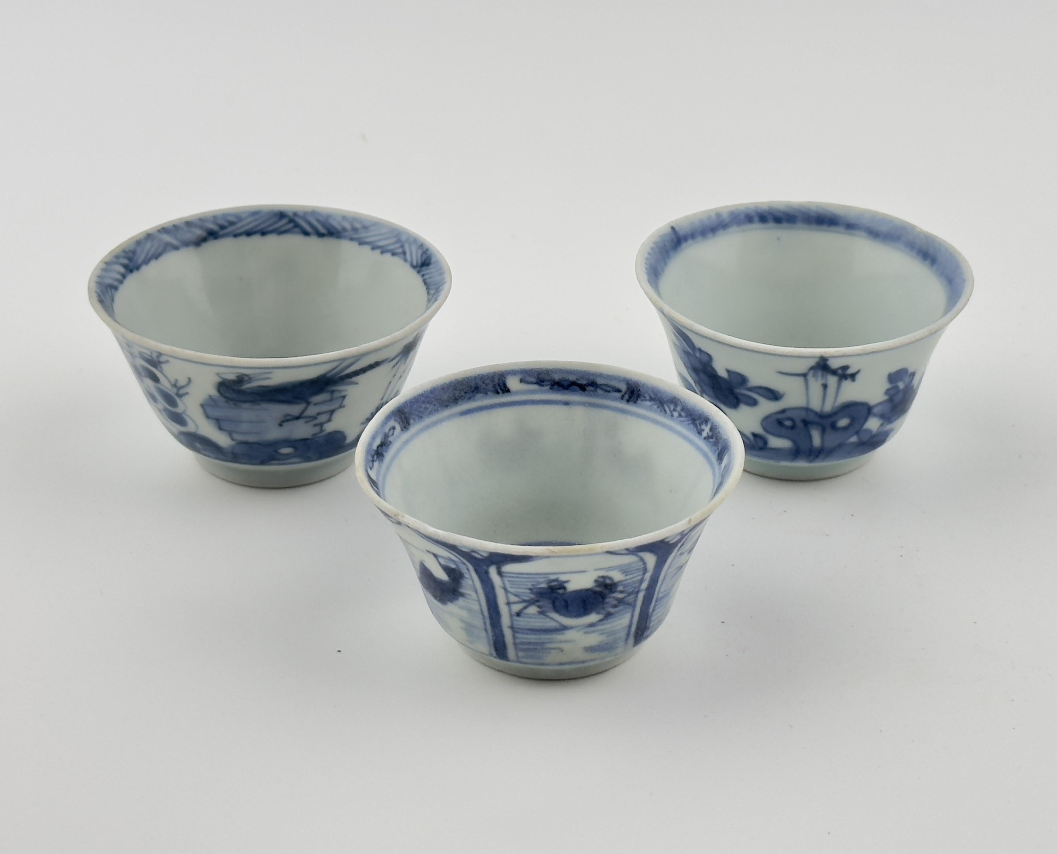 Vietnamien Ensemble de trois tasses à thé en forme de bateau MauCA Circa 1725, Dynastie Qing, époque Yongzheng en vente