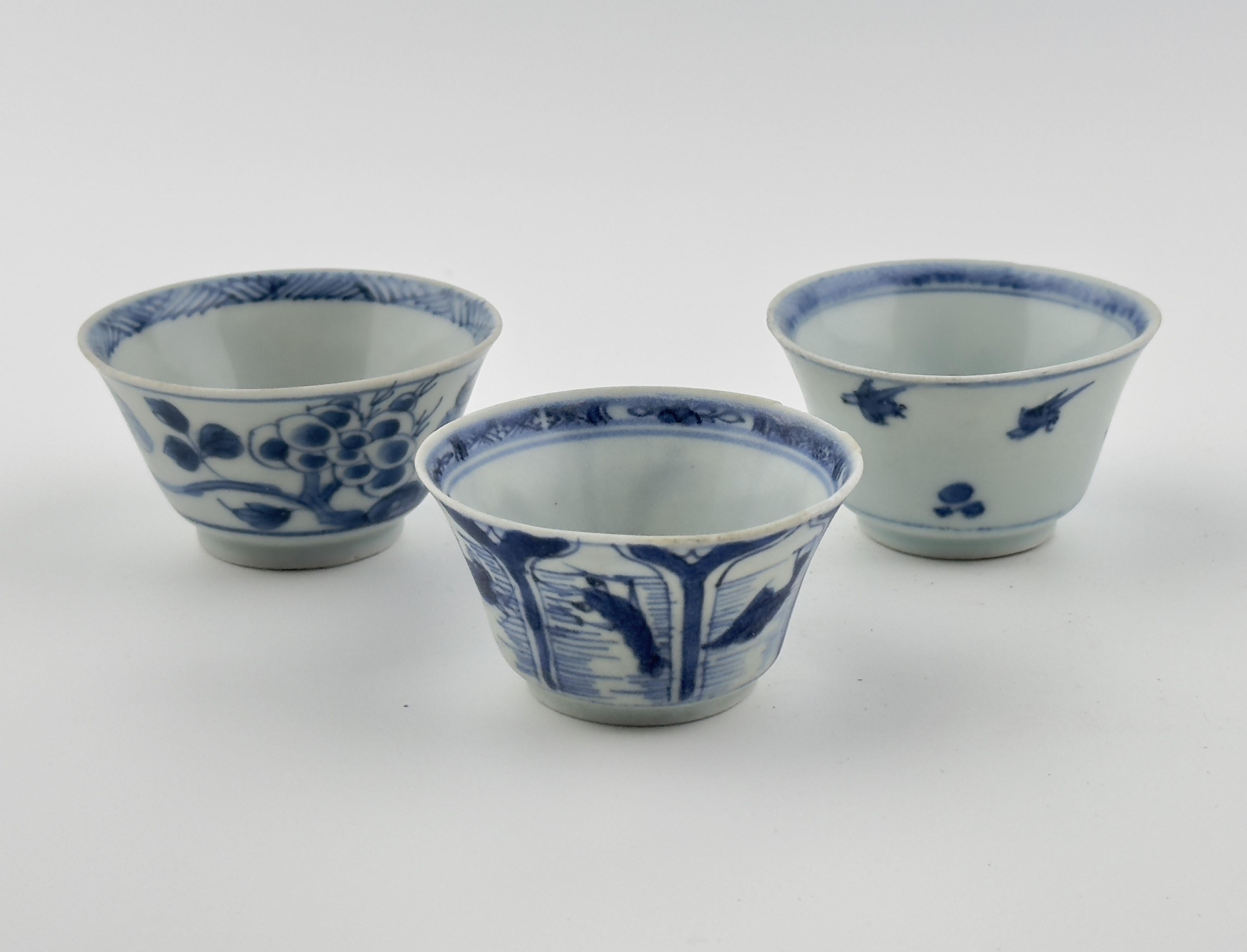 Vernissé Ensemble de trois tasses à thé en forme de bateau MauCA Circa 1725, Dynastie Qing, époque Yongzheng en vente