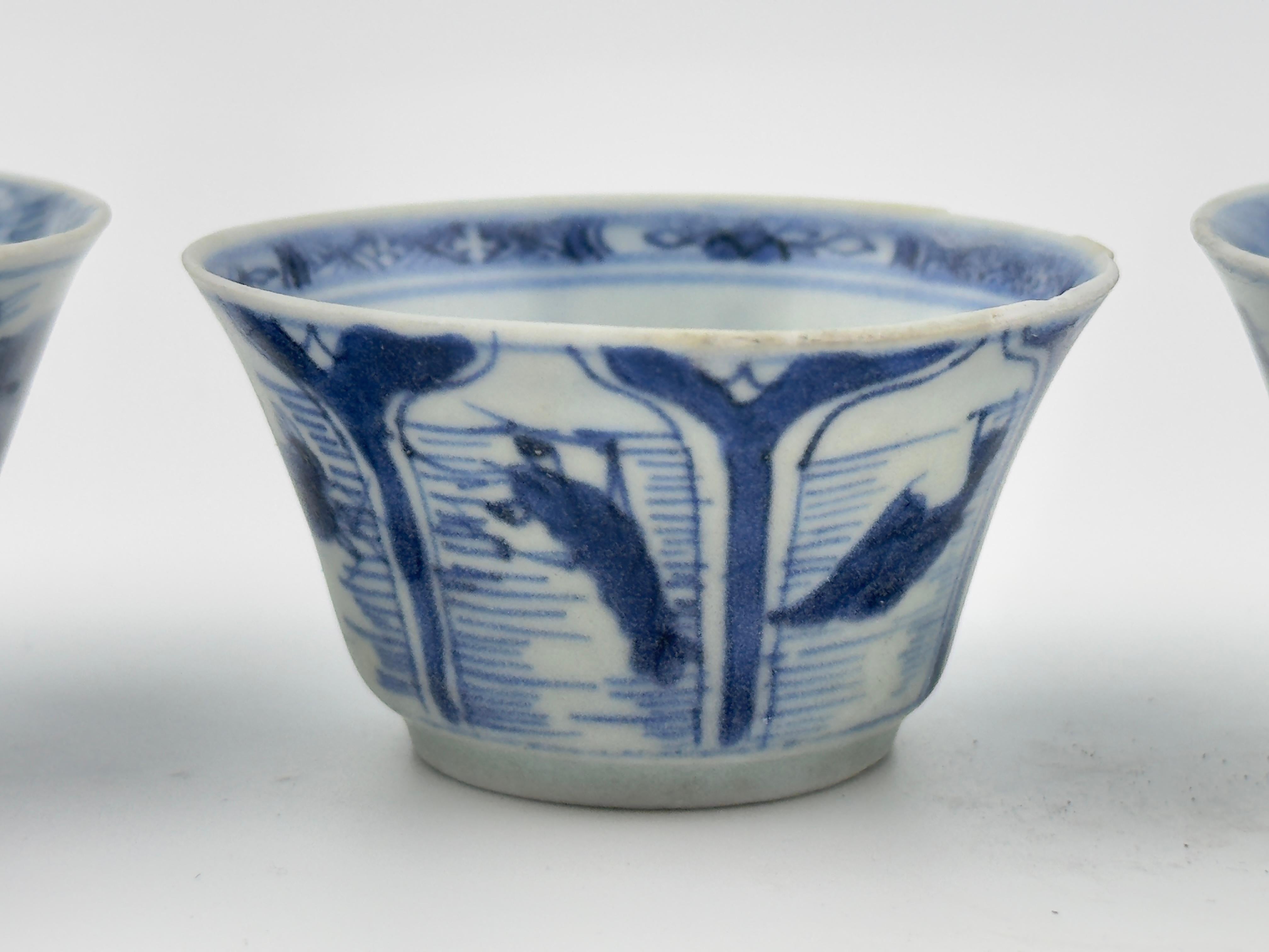 Céramique Ensemble de trois tasses à thé en forme de bateau MauCA Circa 1725, Dynastie Qing, époque Yongzheng en vente