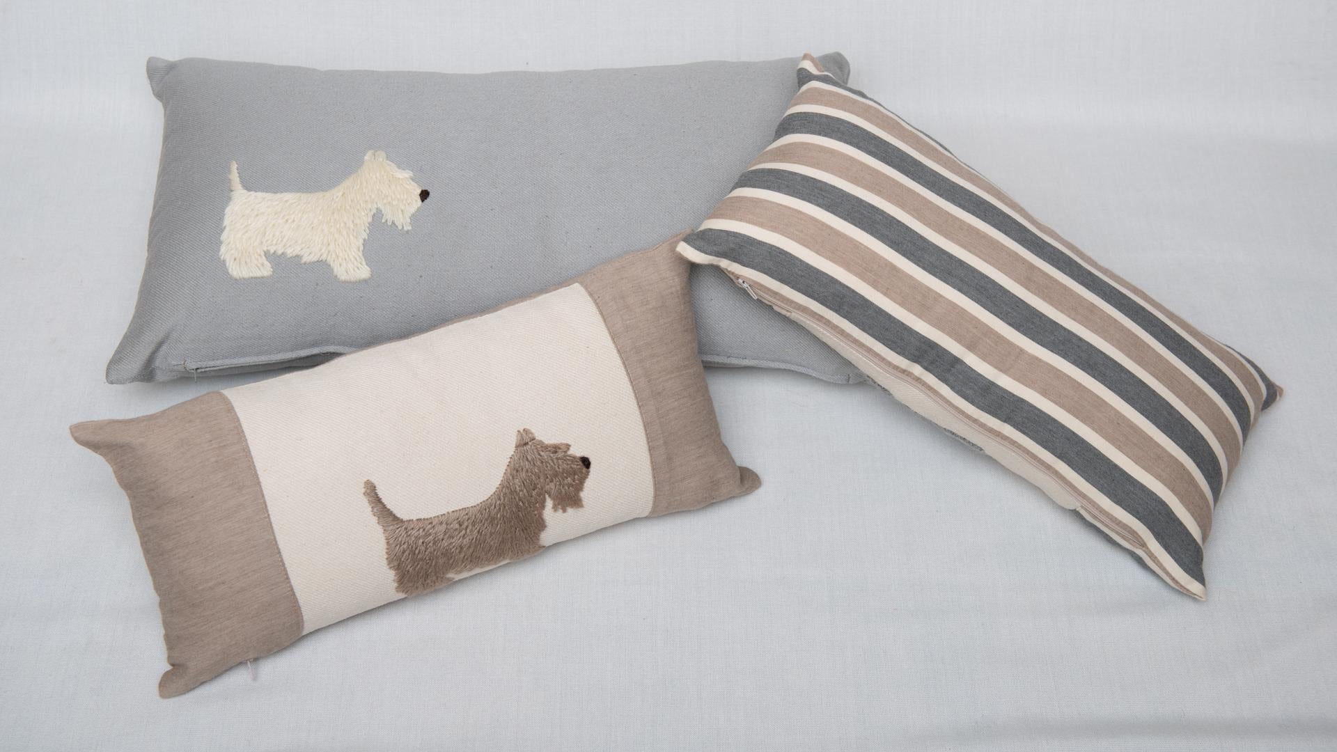 The sizes are different: cm. 48xh.24 - 49xh.25 - 64.5 x h.36.
Three pillows in cachemire fabric with a little dog hand embroidered: simply delightful. 
Colors: ivory, camel, grey.
The little dogs are hand embroidered in cachemire wool.

 