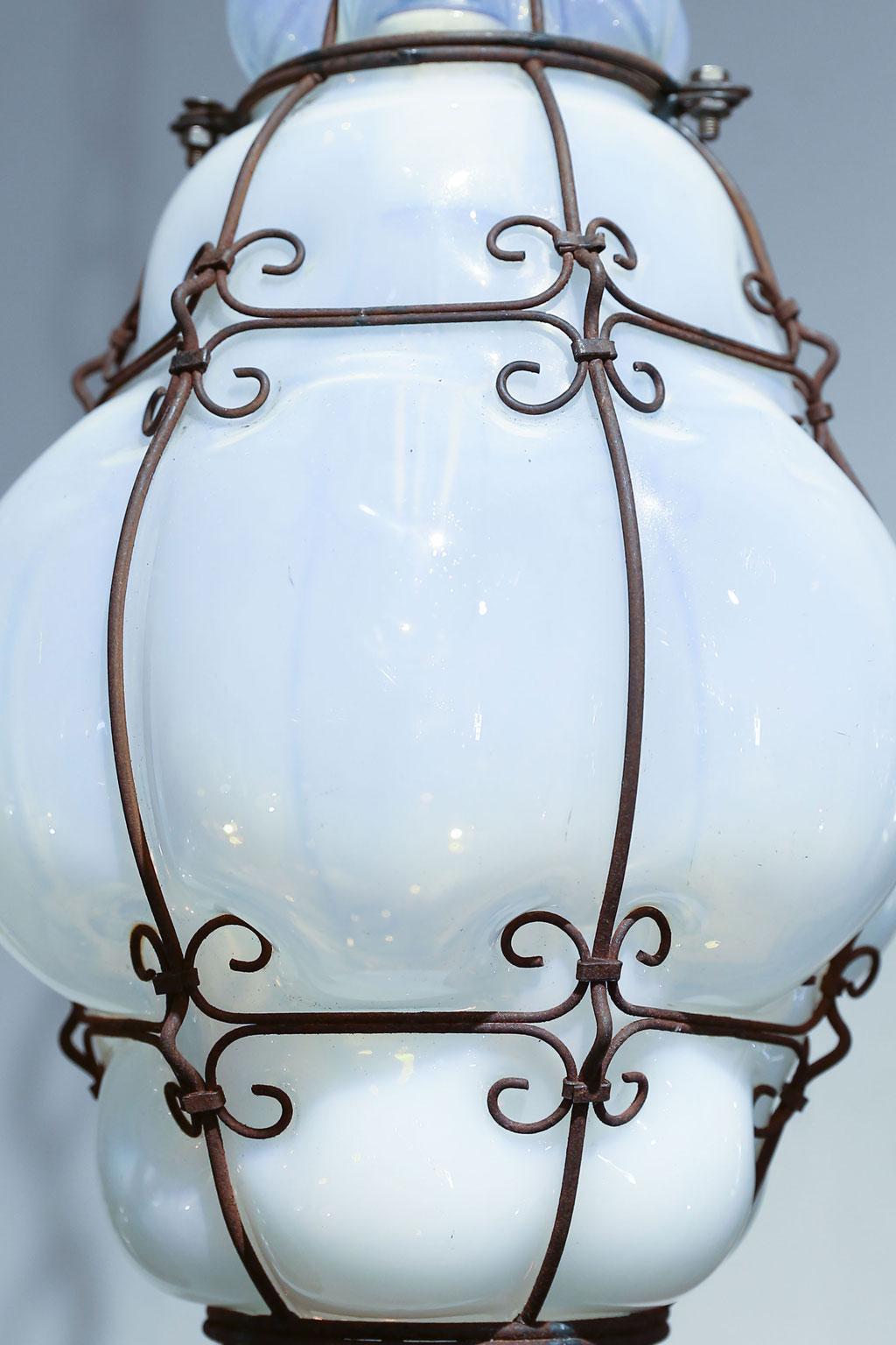 Trois pendentifs italiens en verre blanc en cage en vente 4