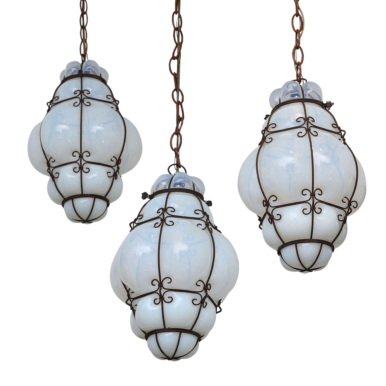 Verre brun Trois pendentifs italiens en verre blanc en cage en vente