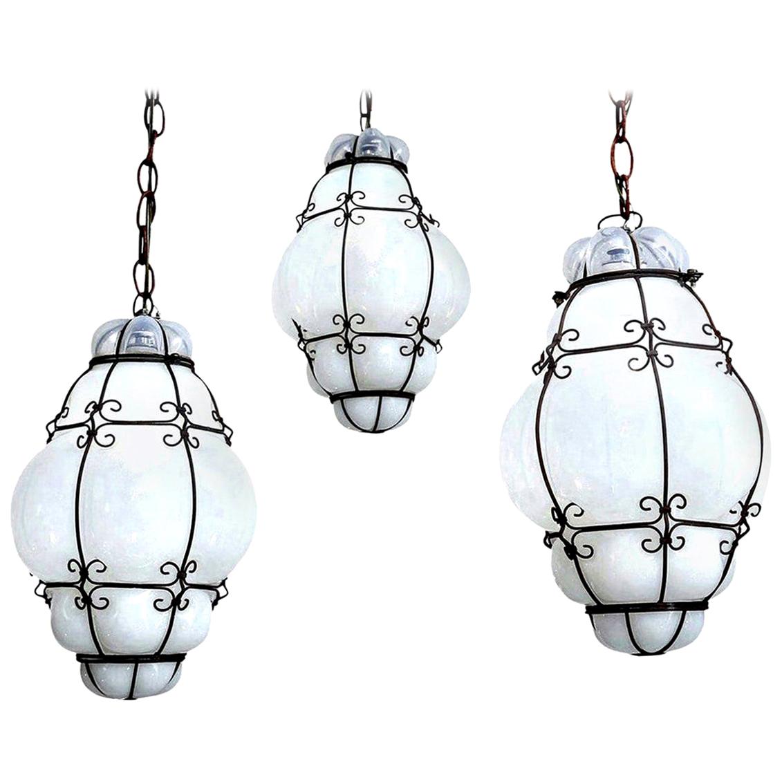 Trois pendentifs italiens en verre blanc en cage en vente 8