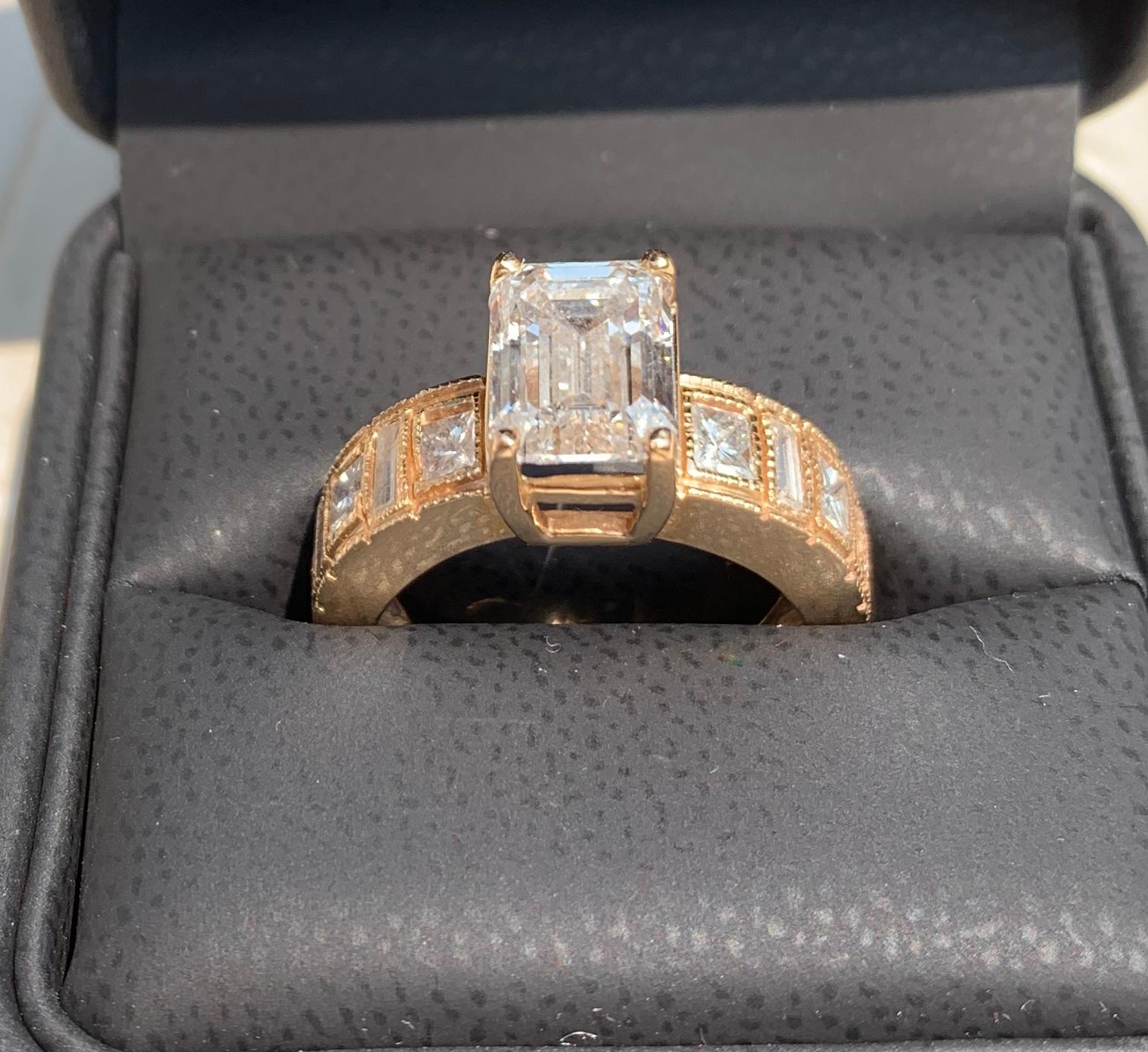 Einzigartiges Design, ein einzigartiger Verlobungsring mit drei Karat Diamant im Smaragdschliff
Sechs Diamanten im Baguetteschliff und sechs Diamanten im Prinzessschliff auf der Schulter
Fassung aus 18k Gelbgold
Frei von Konflikten
GIA-Zertifikat