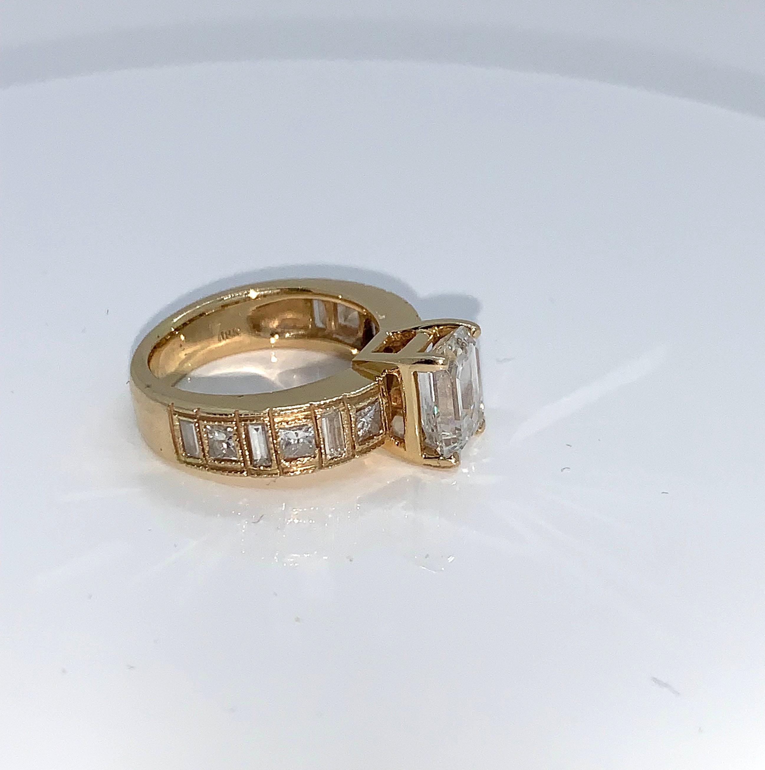 Solitär-Ring mit drei Karat Diamanten im Smaragdschliff (Romantik) im Angebot