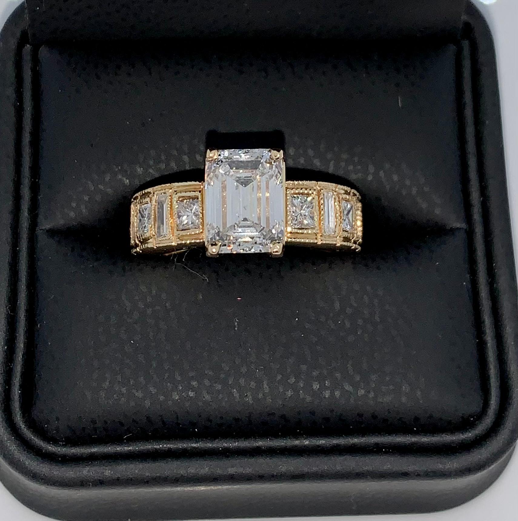 Solitär-Ring mit drei Karat Diamanten im Smaragdschliff im Zustand „Neu“ im Angebot in Lodi, CA