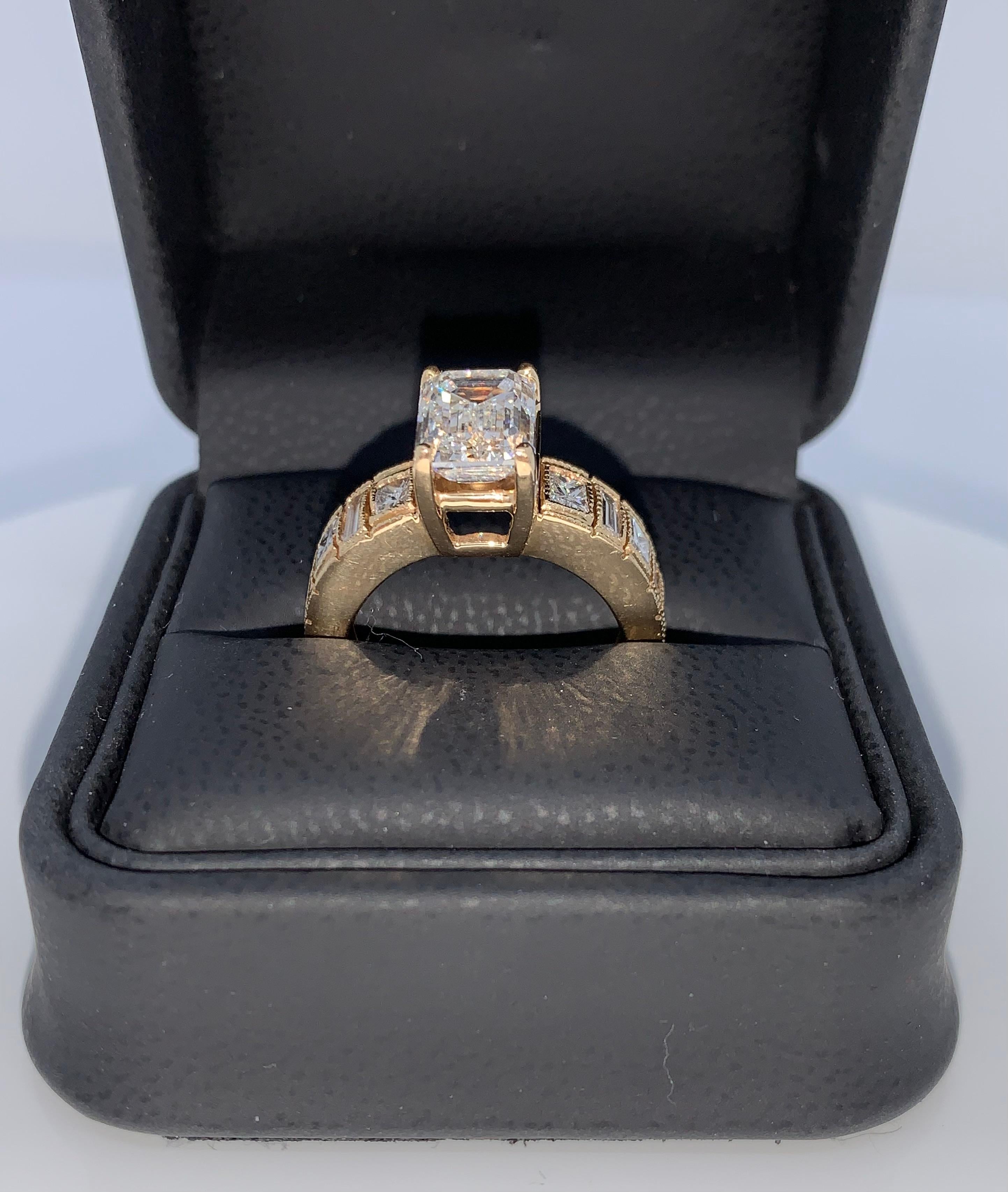 Solitär-Ring mit drei Karat Diamanten im Smaragdschliff für Damen oder Herren im Angebot