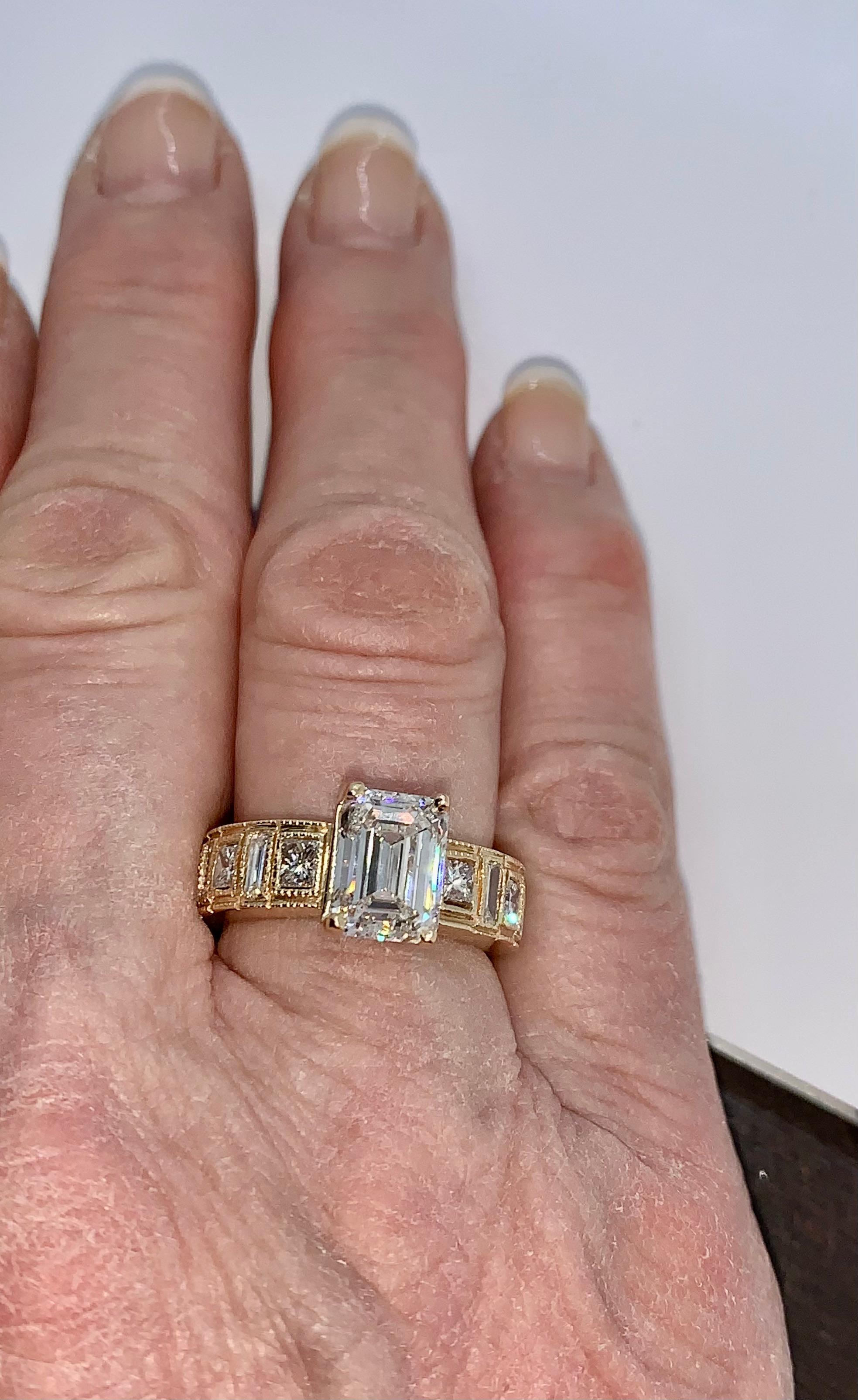 Solitär-Ring mit drei Karat Diamanten im Smaragdschliff im Angebot 3