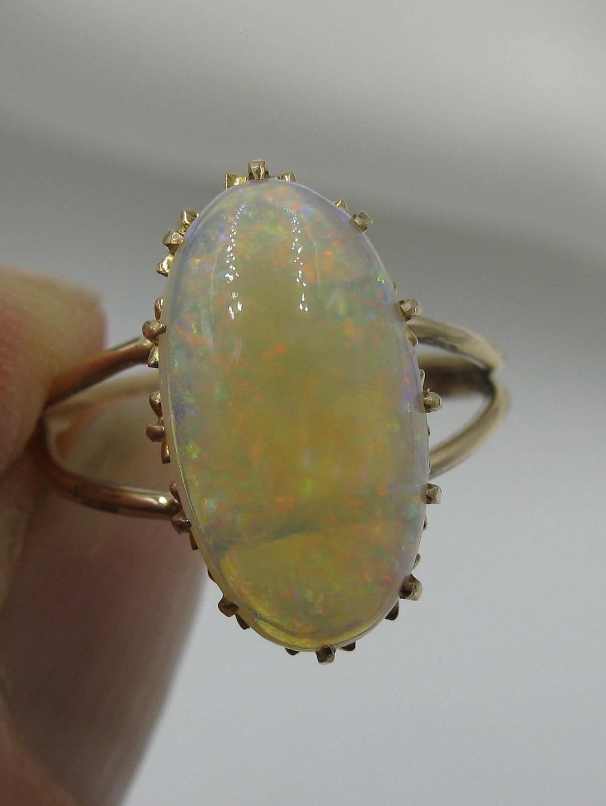 Taille ovale 3 Carat Opal Ring 14 Karat Gold Yellow Green Orange Mid-Century Modern en vente