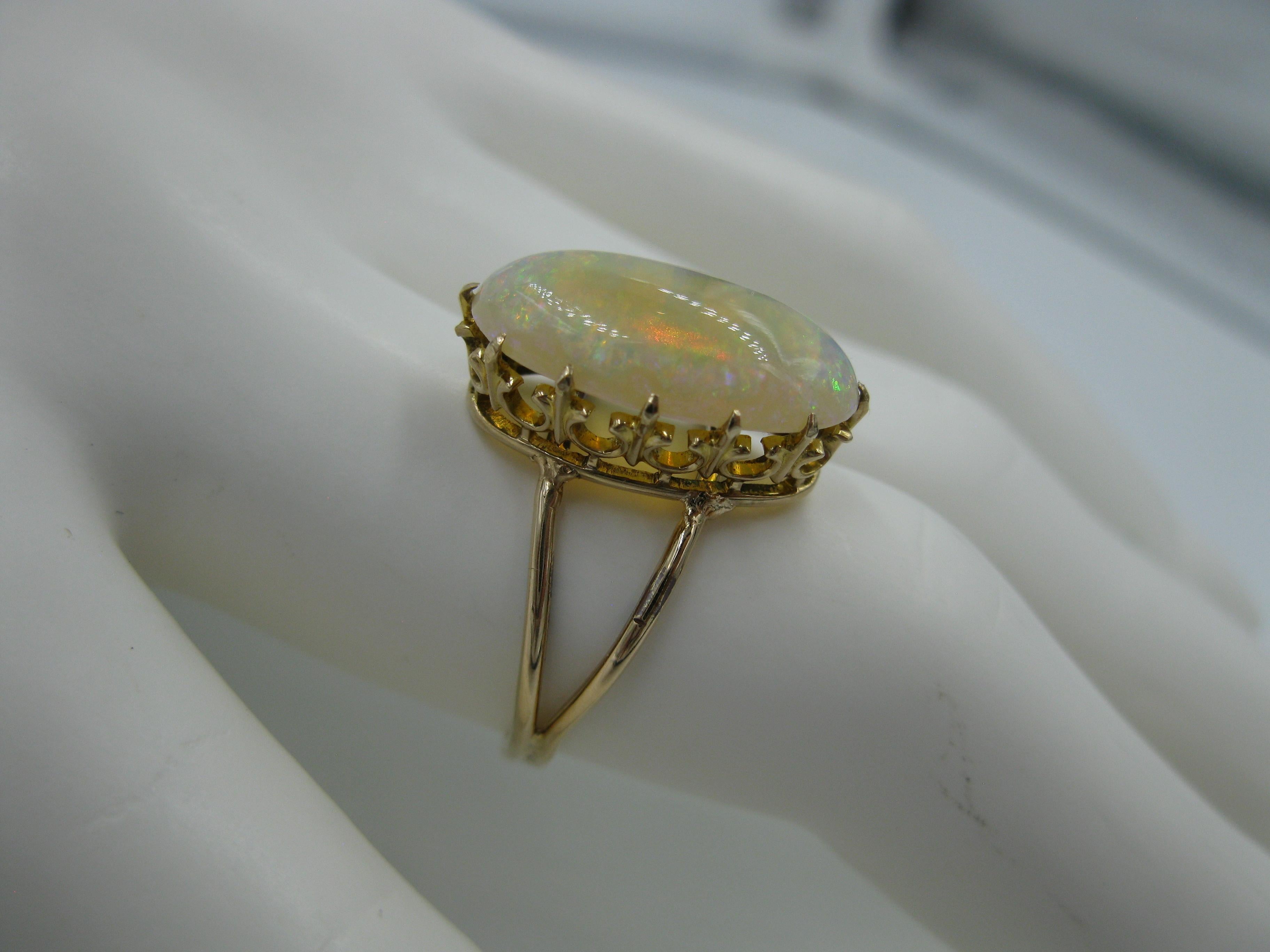Moderne 3 Carat Opal Ring 14 Karat Gold Yellow Green Orange Mid-Century Modern en vente