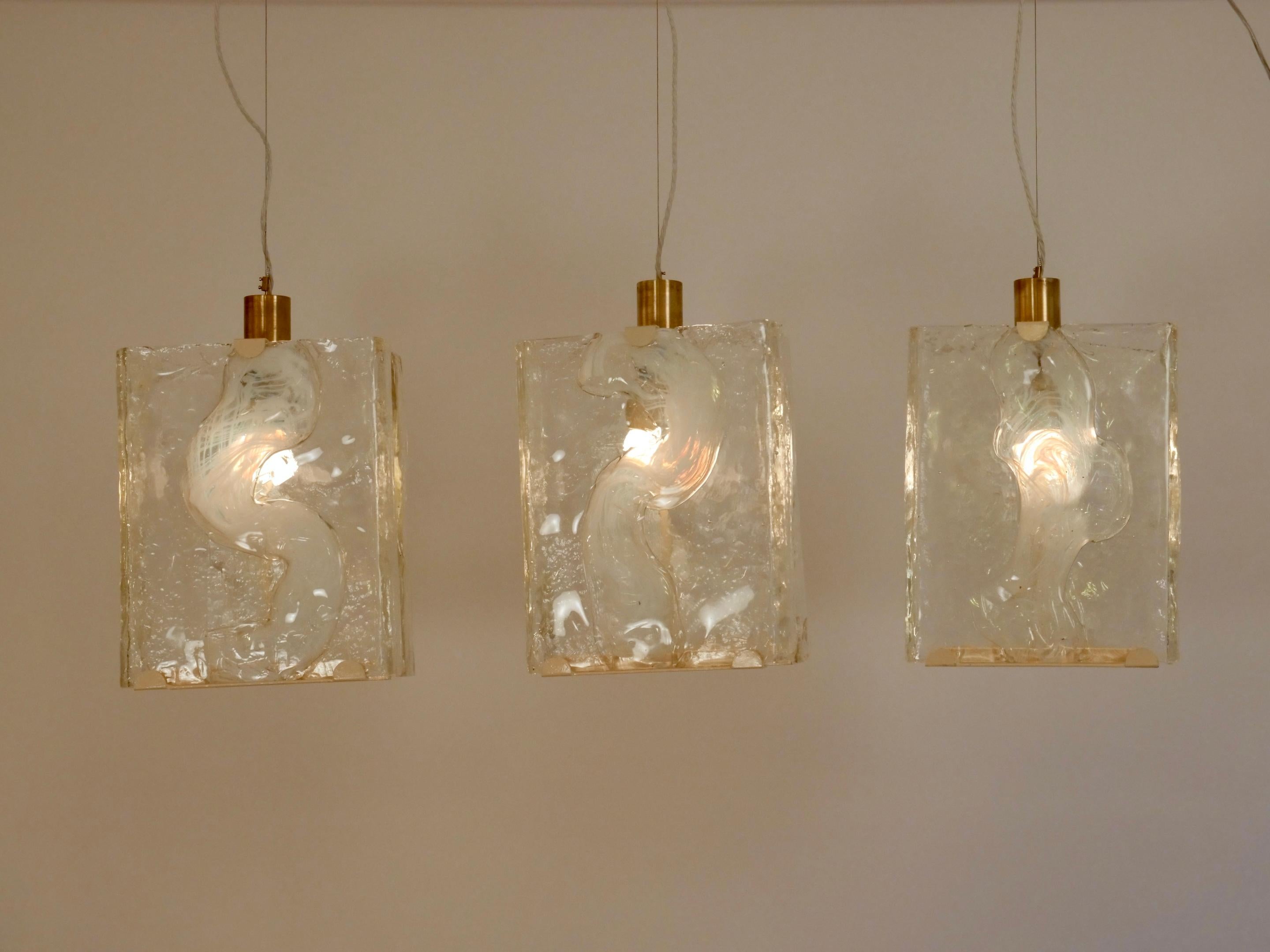 Set di tre lampadari Carlo Nason per Mazzega

Ogni lampadario è composto da  due pezzi di vetro pesante di Murano

Due lampadine E27 per ogni apparecchio.

Tutti in ottime condizioni. 

Dimensioni del paralume in vetro. L'altezza include l'elemento