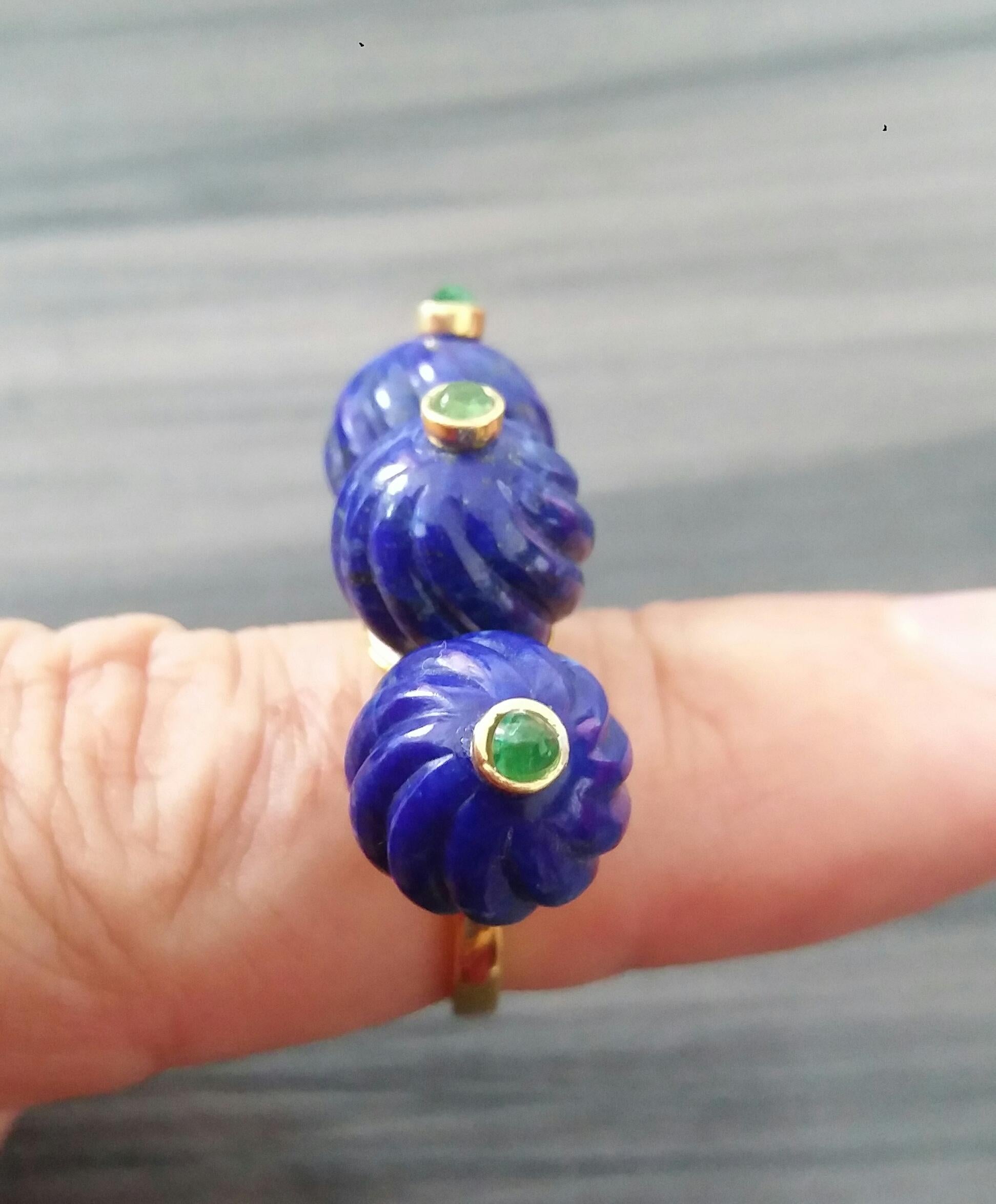 Contemporary Three Carved Lapis Lazuli Beads Emerald Round Cabs 14K Yellow Gold Cocktail Ring For Sale