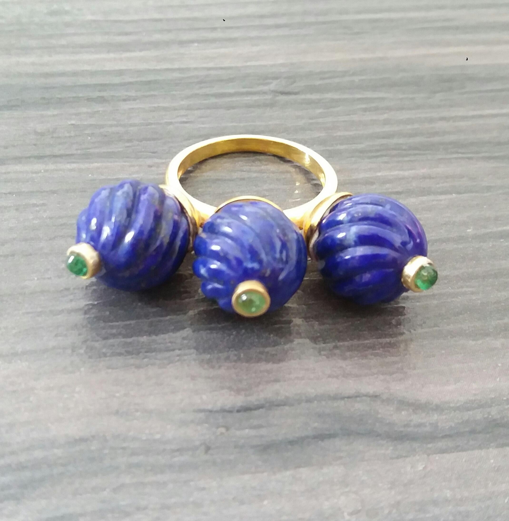 Three Carved Lapis Lazuli Beads Emerald Round Cabs 14K Yellow Gold Cocktail Ring In Excellent Condition For Sale In Bangkok, TH