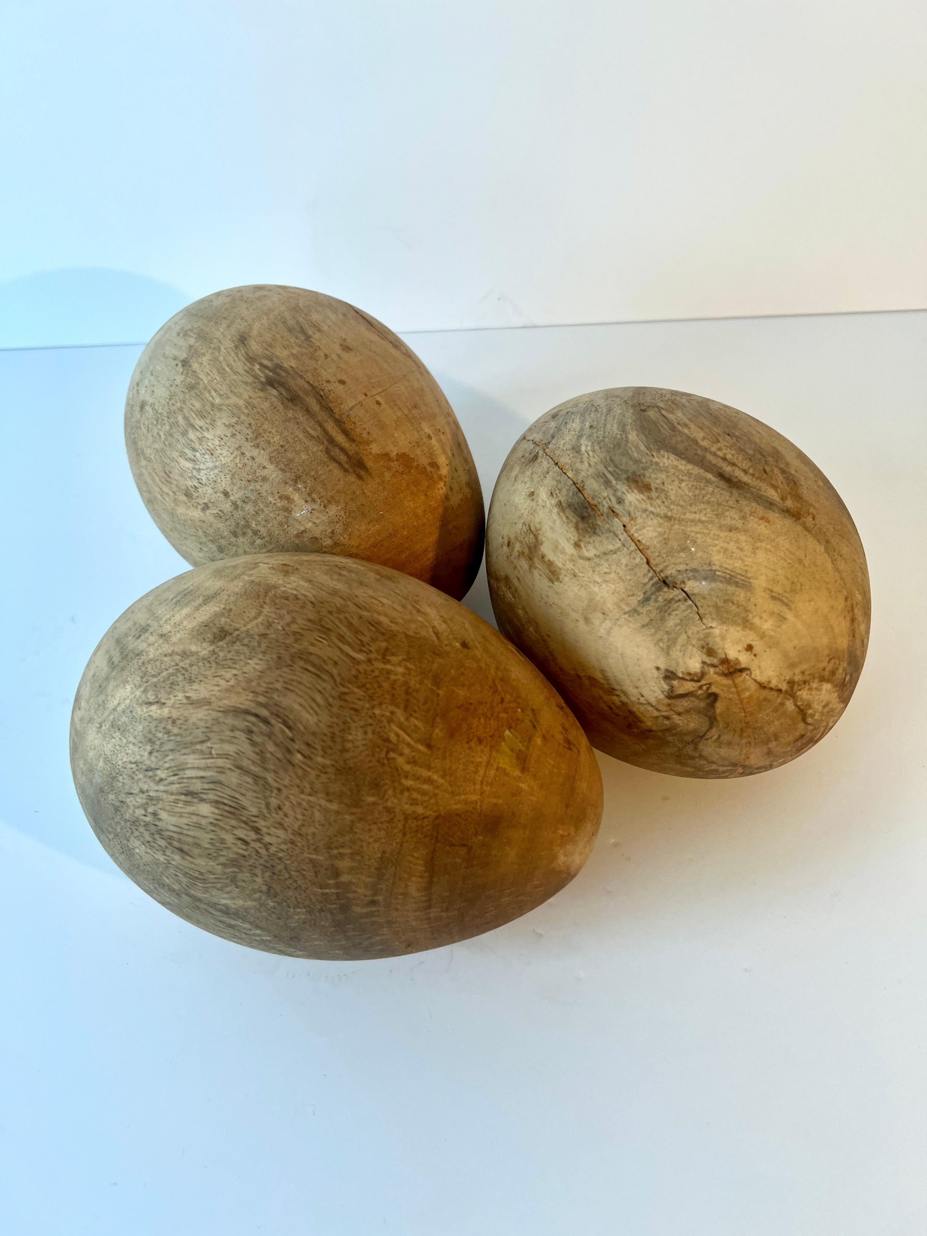 Tres Huevos de Madera Decorativos Tallados de Gran Tamaño Tallado a mano en venta
