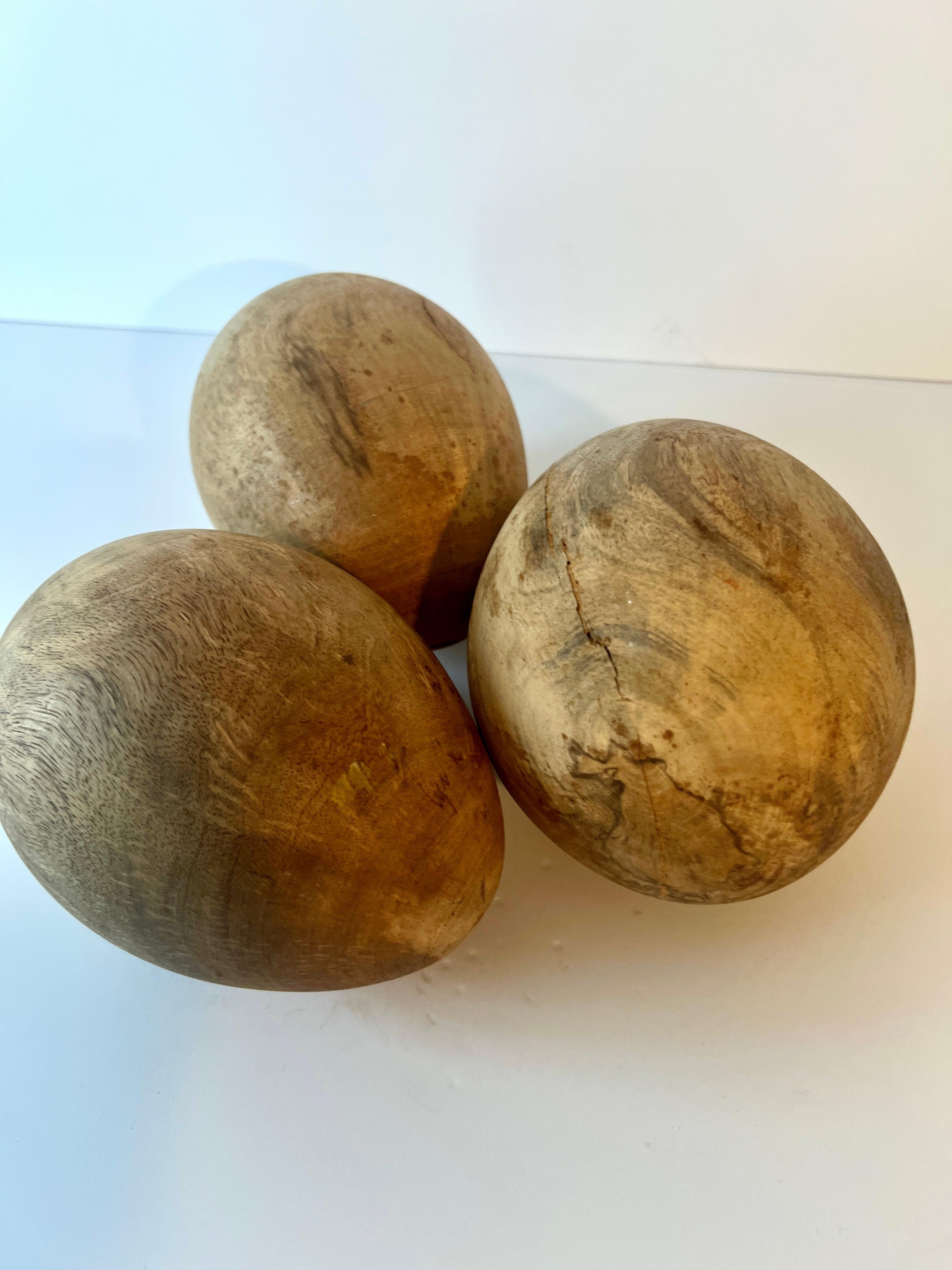 Tres Huevos de Madera Decorativos Tallados de Gran Tamaño en Bueno estado para la venta en Los Angeles, CA