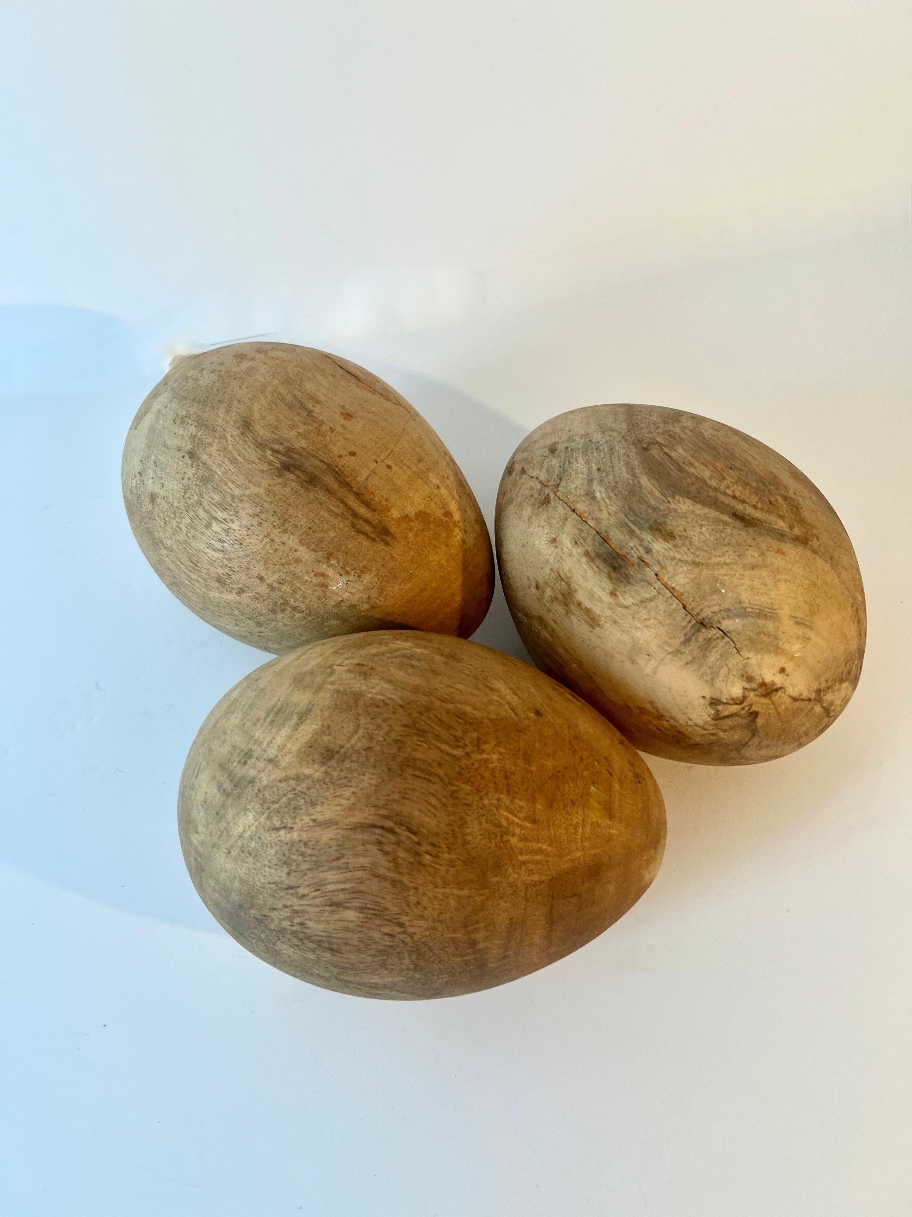 Tres Huevos de Madera Decorativos Tallados de Gran Tamaño siglo XX en venta