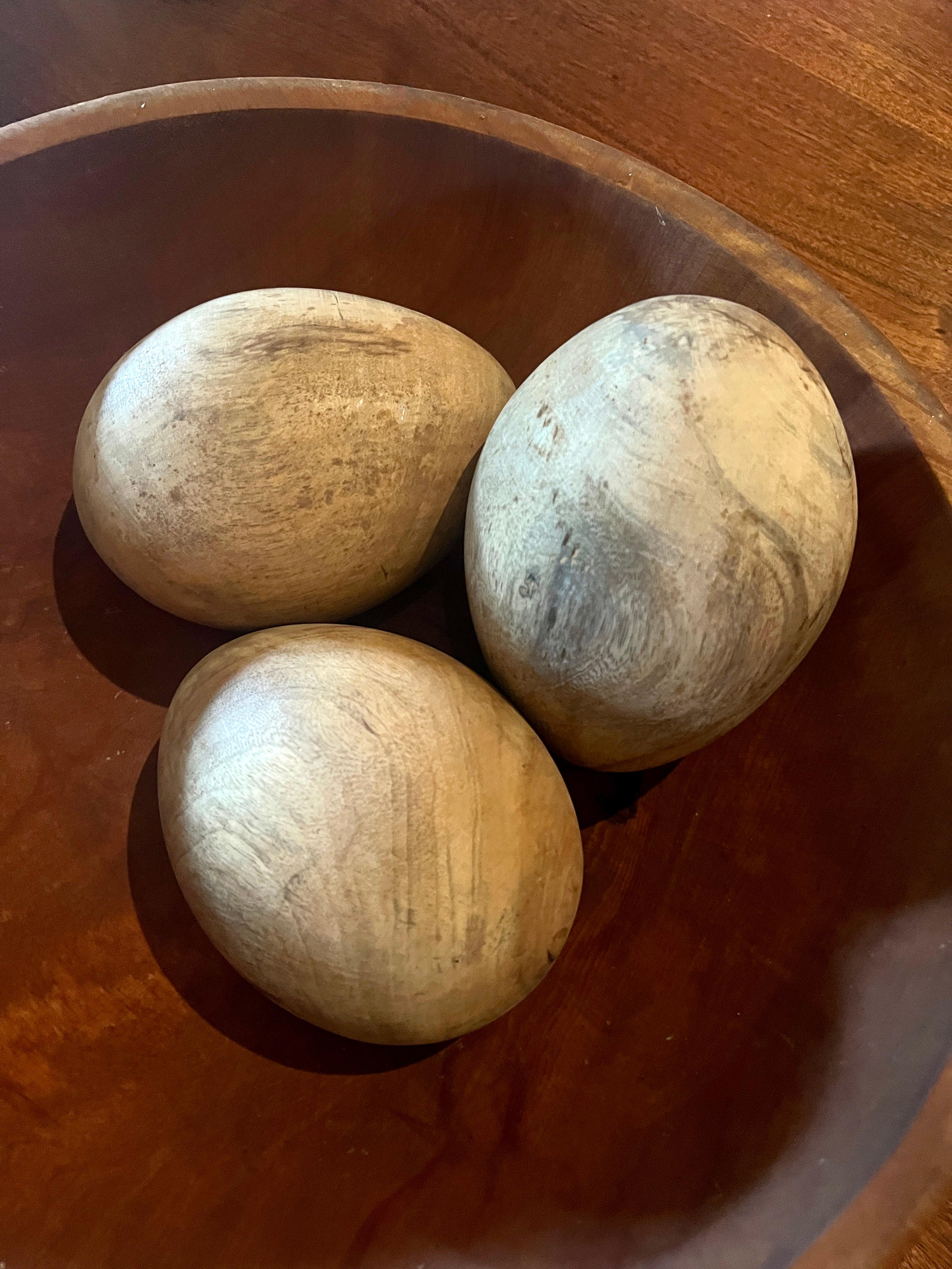 Tres Huevos de Madera Decorativos Tallados de Gran Tamaño en venta 1