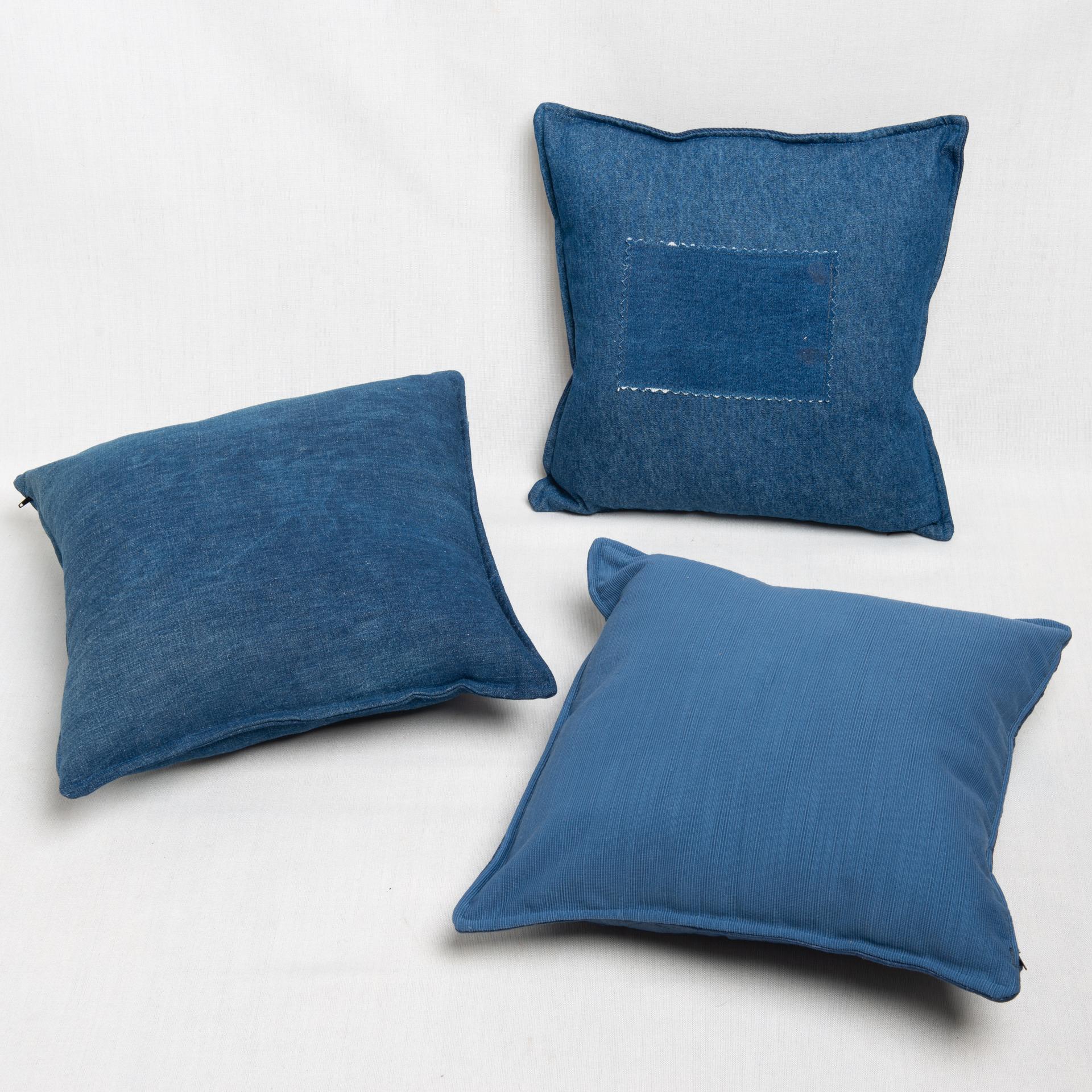 Casual pillows in old denim fabric and topstitched canvas: one with a stitched part, other all in old denim, last with old denim with patch. On both sizes, of course.
Do You like my idea ?.

