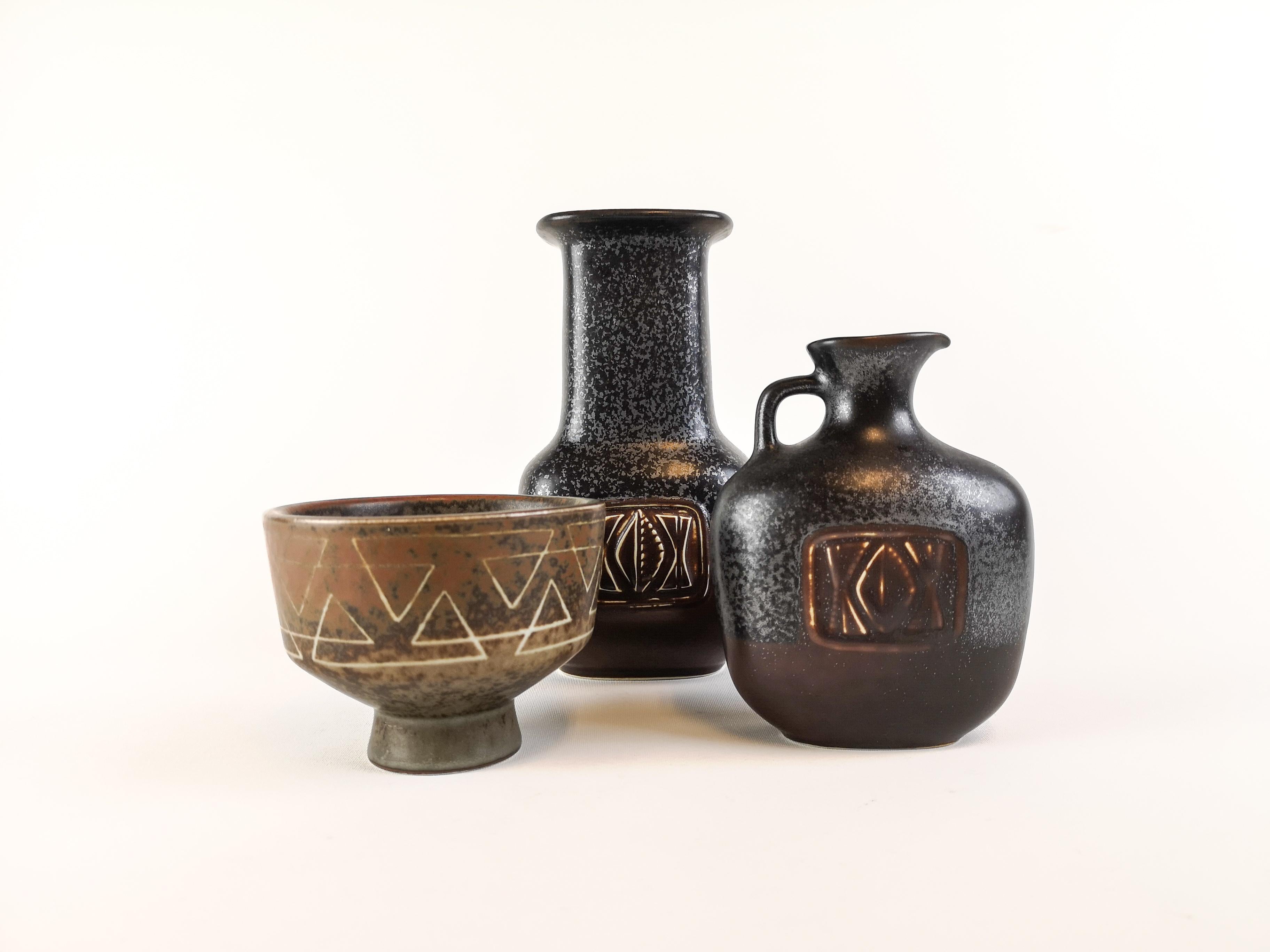 Trois magnifiques pièces fabriquées en Suède dans les années 1950 à l'usine de Rörstrand et conçues par Gunnar Nylund.

Les vases sont assortis au bol et donnent un aspect antique. Le vase et le bol sont joliment sculptés et présentent une belle