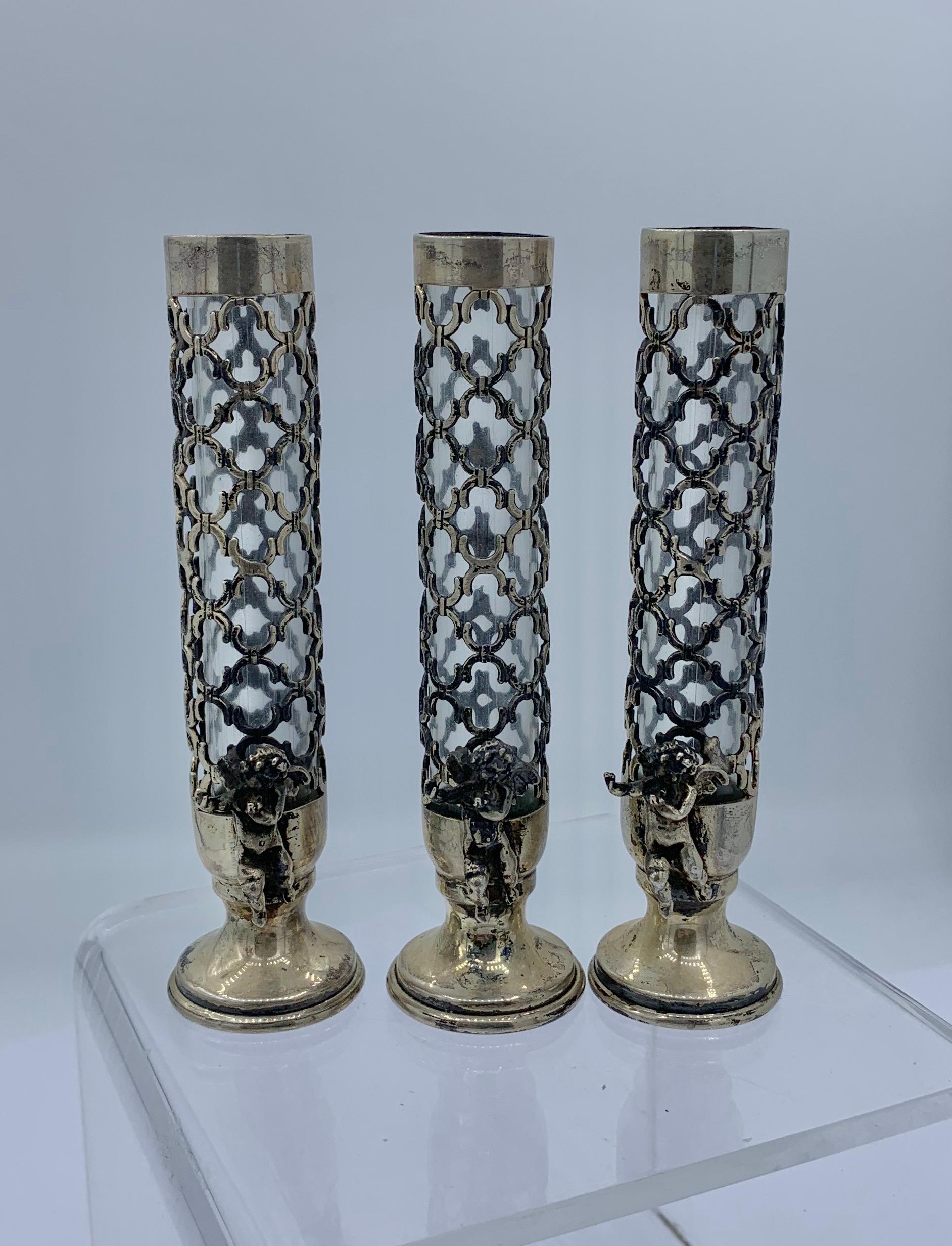 Belle Époque Trois vases à bourgeons en argent anciens victoriens avec chérubins et Cupidons en forme d'anges en vente