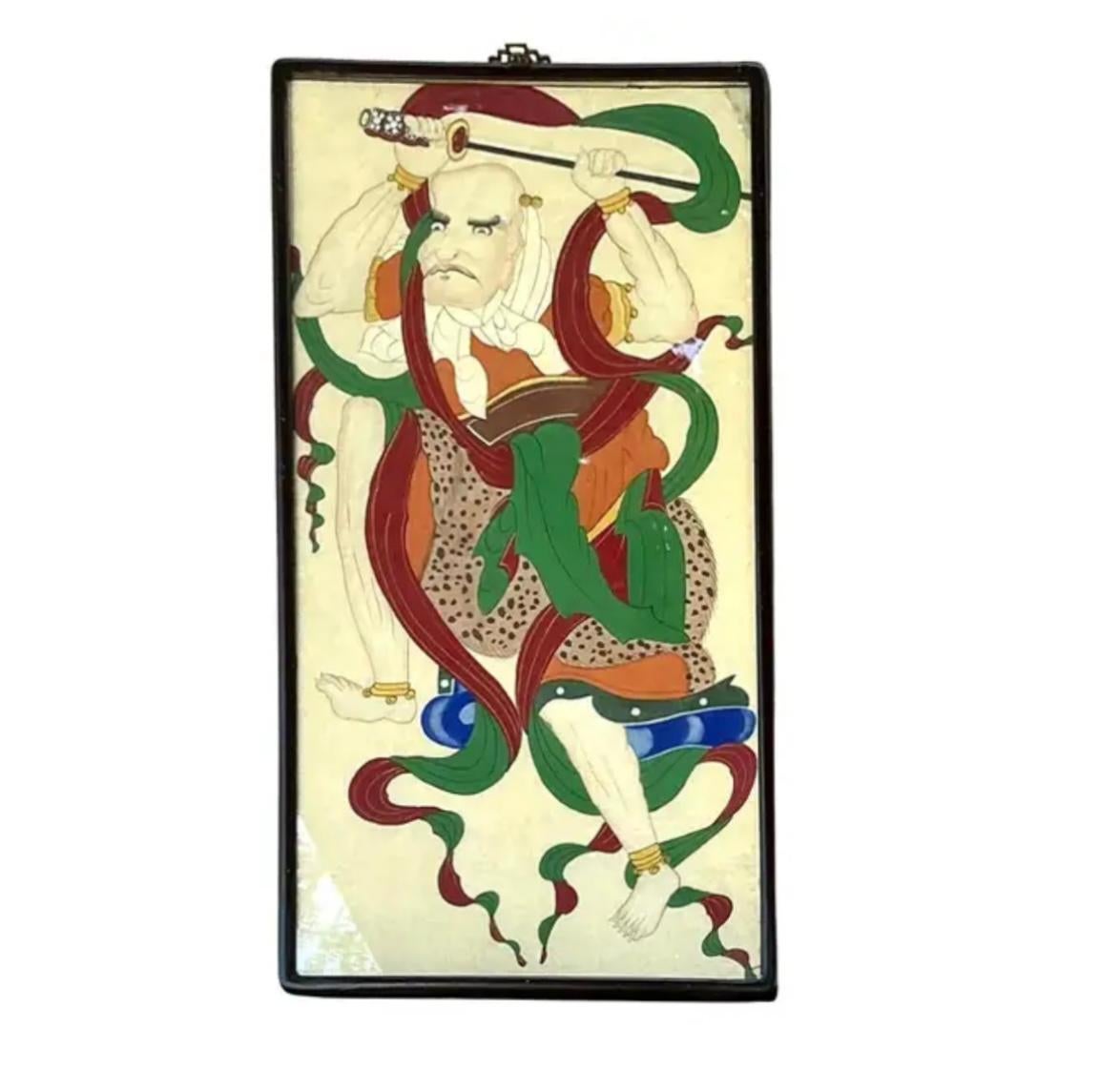 Tres paneles pintados a mano de guerreros chinos. En las pinturas aparecen chinos  Guerreras vestidas con trajes de la época en vivos colores rojo, verde, amarillo y naranja sobre fondo beige. Las figuras destilan fuerza y poder, típicas de las