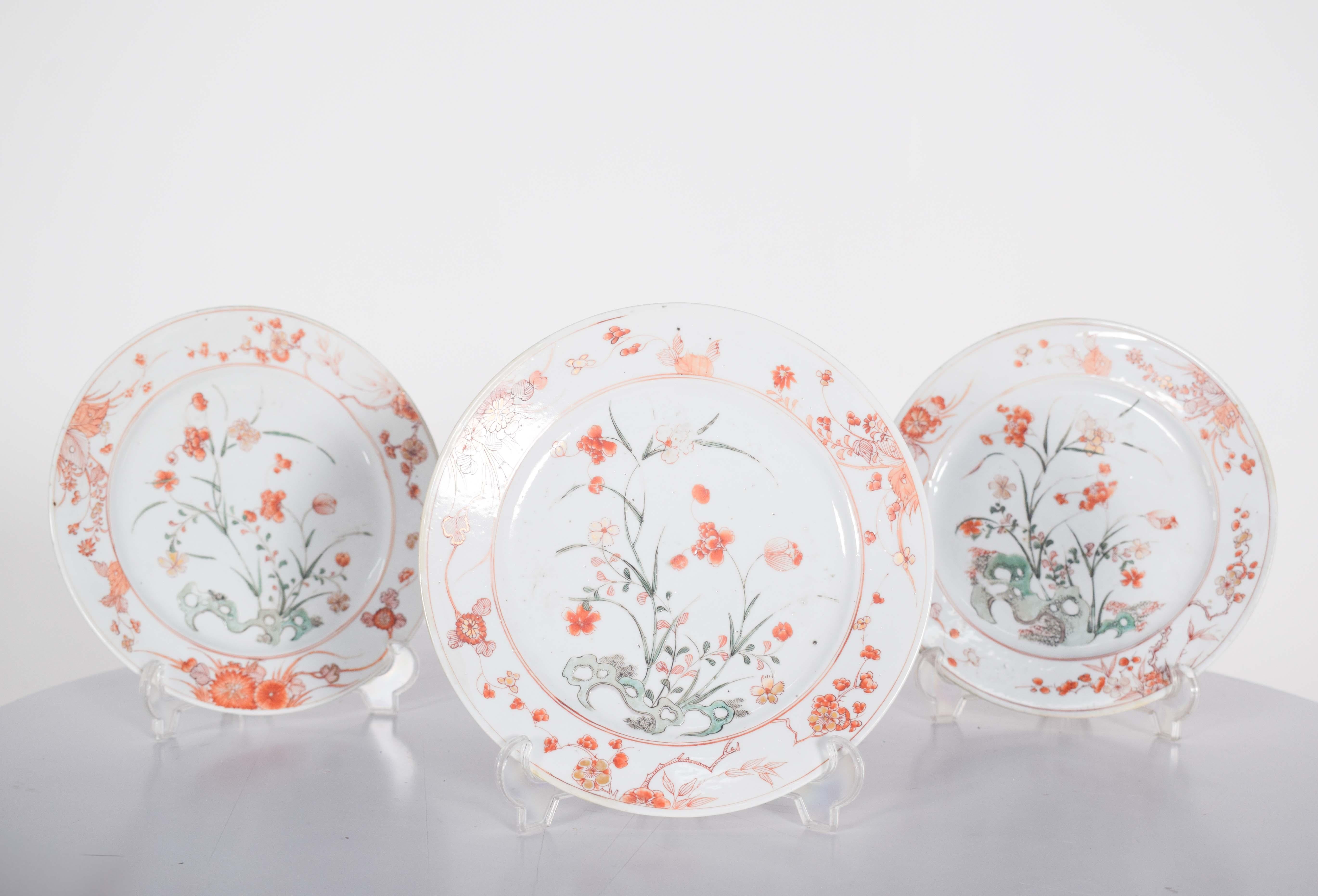 Three Chinese Kangxi porcelain plates for export. Qing period, Kangxi reign (1662-1722). Polychrome decoration with floral motifs.
This set of porcelain plates displays refined artistic work, characteristic of the Chinese tradition of the Qing
