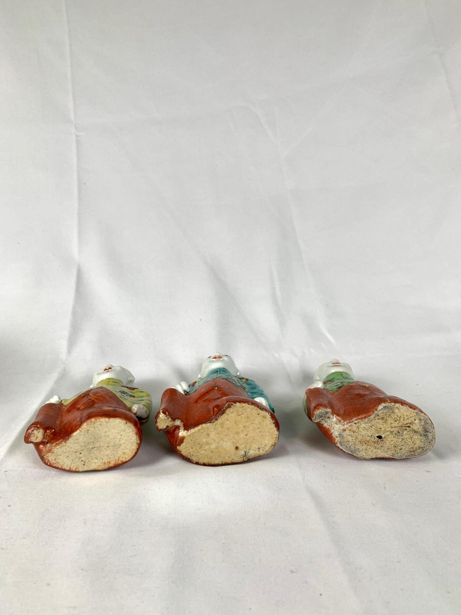 Trois garçons chinois riant « HoHoHo » peints à la main vers 1800 en vente 5