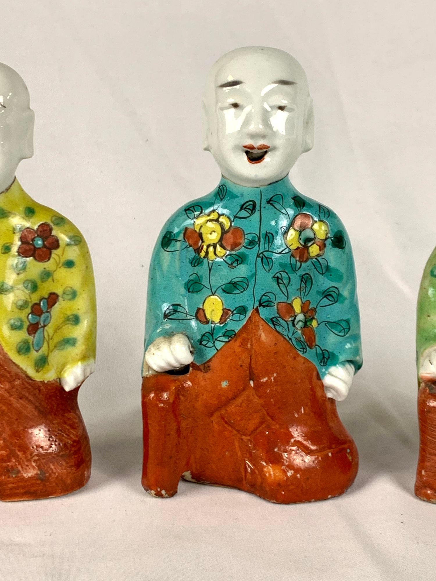 Qing Trois garçons chinois riant « HoHoHo » peints à la main vers 1800 en vente