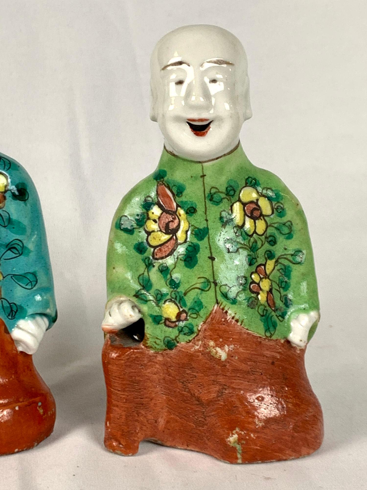 Peint à la main Trois garçons chinois riant « HoHoHo » peints à la main vers 1800 en vente