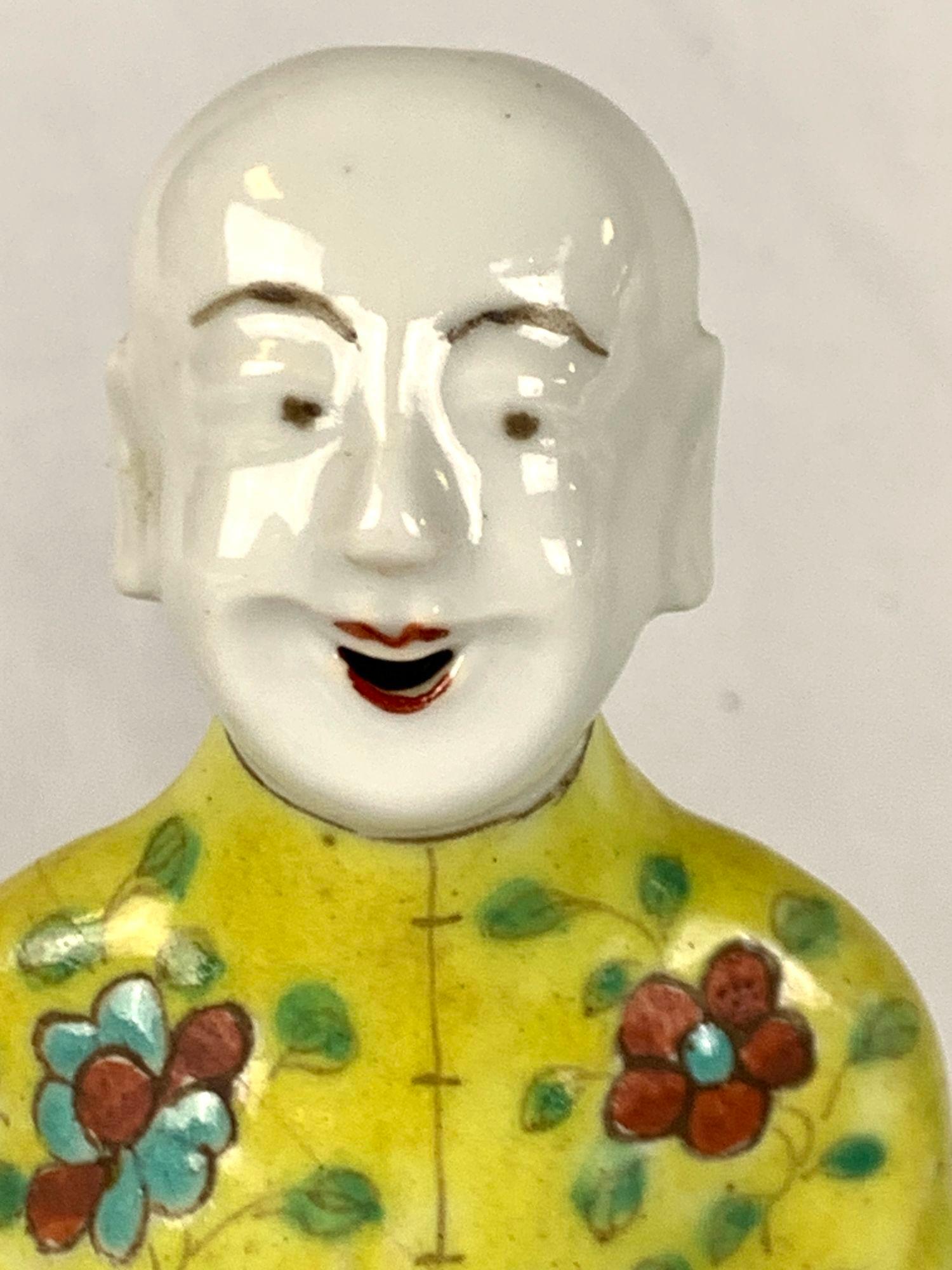 Trois garçons chinois riant « HoHoHo » peints à la main vers 1800 Excellent état - En vente à Katonah, NY