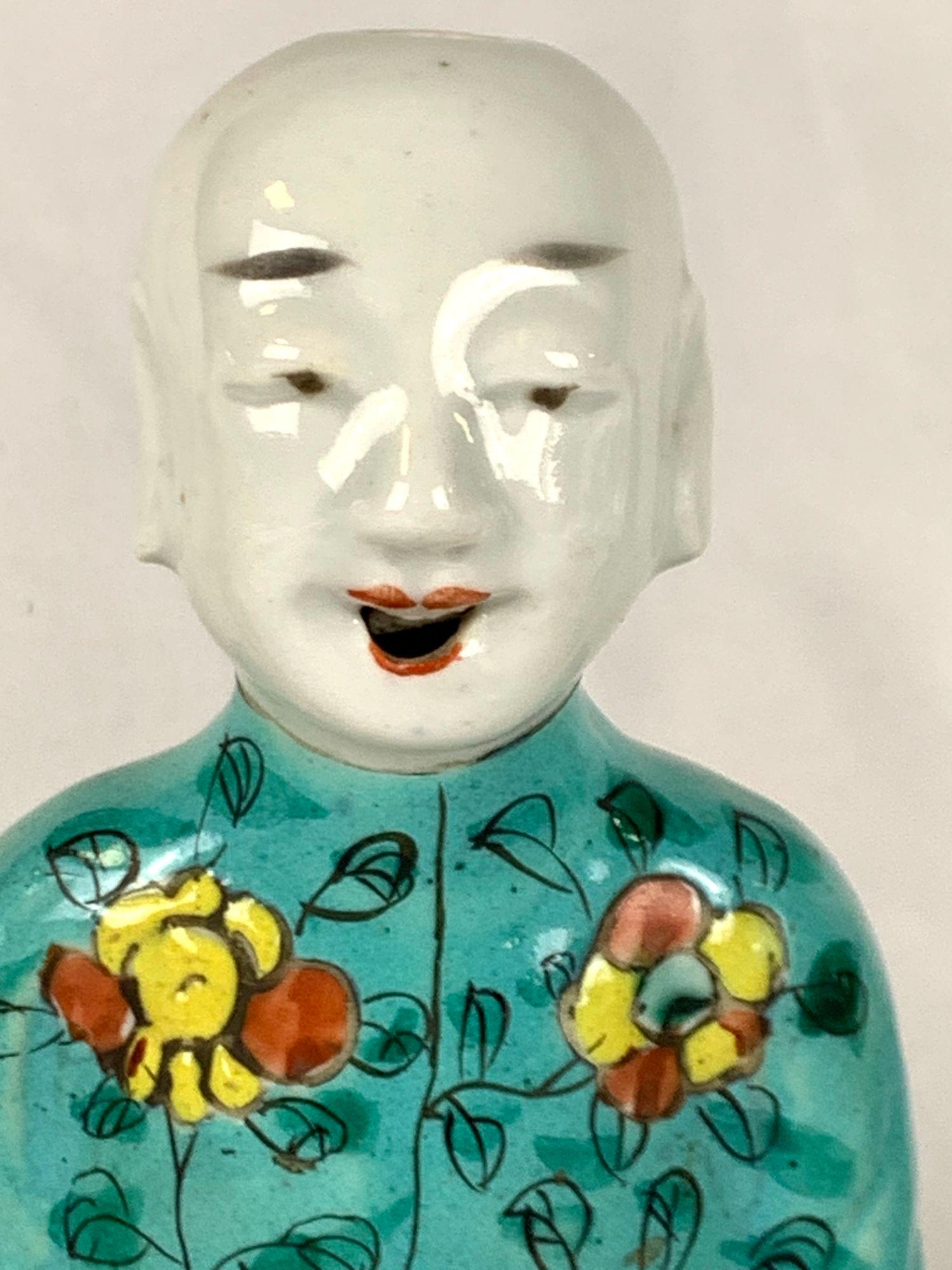 Porcelaine Trois garçons chinois riant « HoHoHo » peints à la main vers 1800 en vente