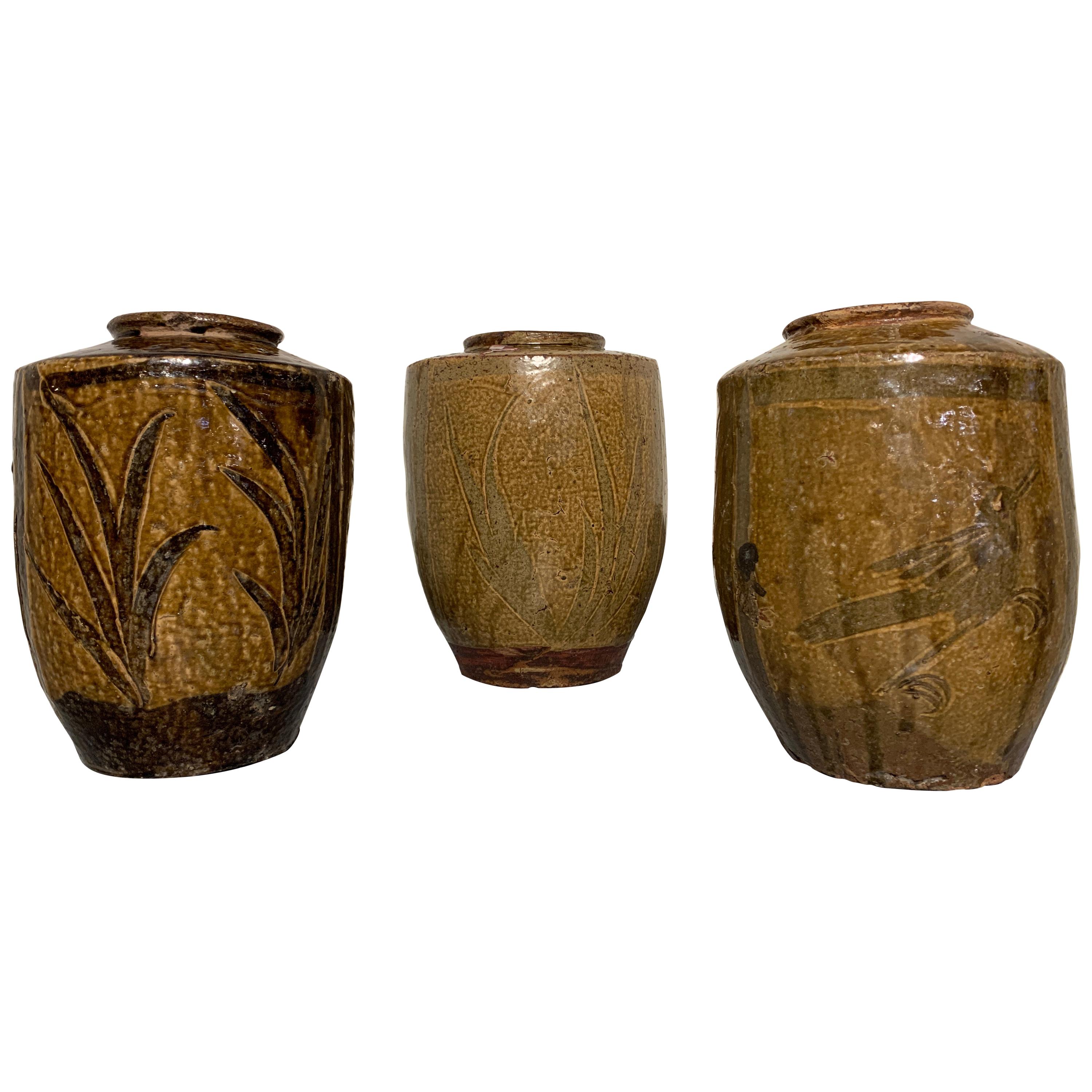 Trois jarres de stockage chinoises à glaçure olive et brune, fin du 19e siècle