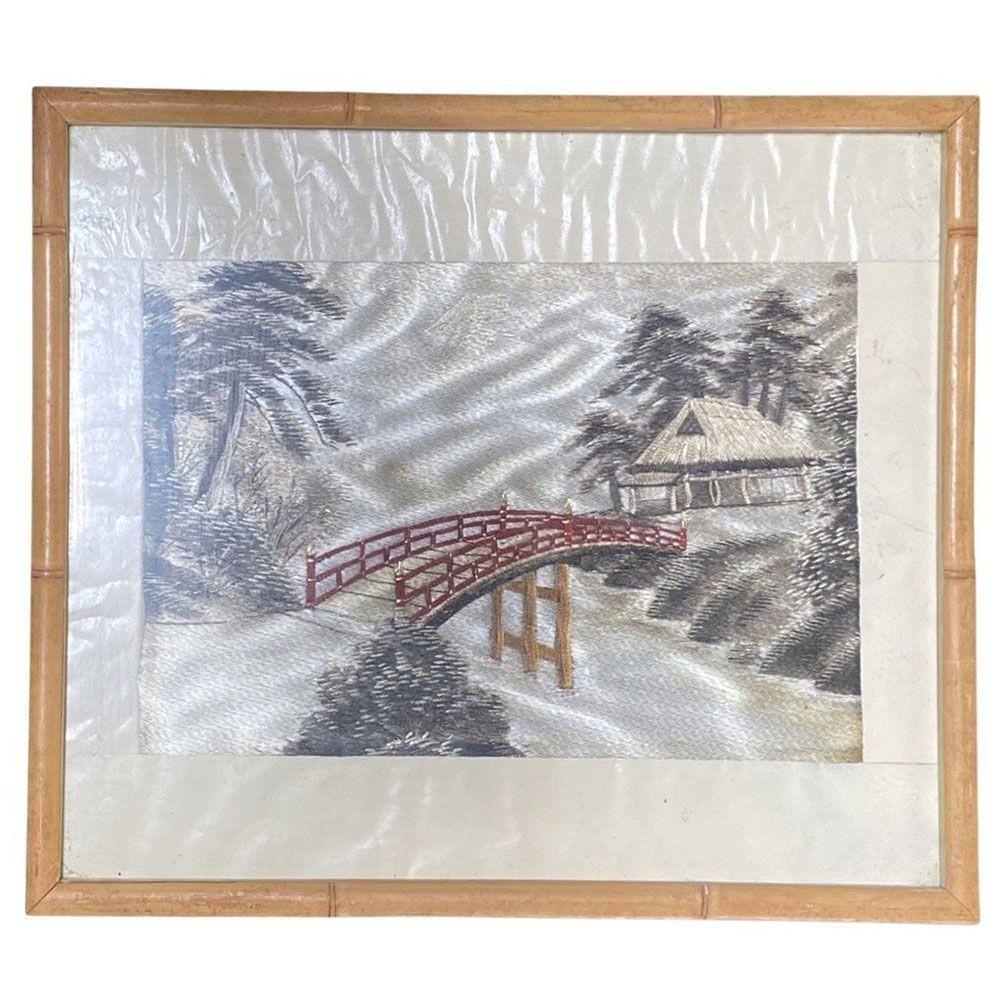 Tang Trois tapisseries chinoises et broderies de soie représentant un paysage tropical, dans des cadres en rotin en vente
