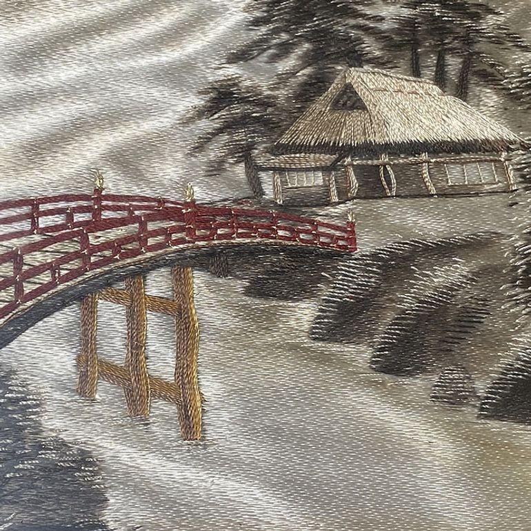 Chinois Trois tapisseries chinoises et broderies de soie représentant un paysage tropical, dans des cadres en rotin en vente