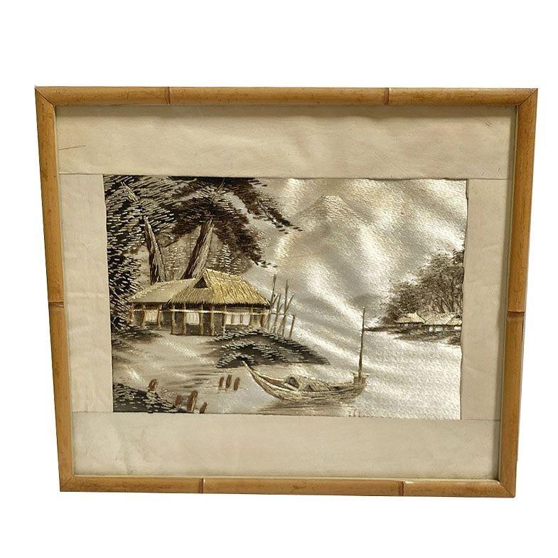 Trois tapisseries chinoises et broderies de soie représentant un paysage tropical, dans des cadres en rotin Excellent état - En vente à Van Nuys, CA