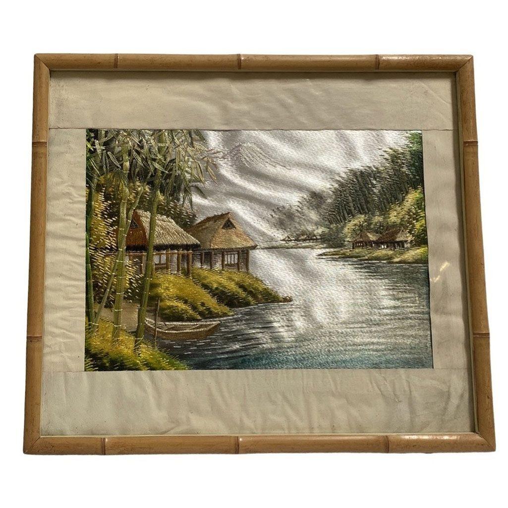 Trois tapisseries chinoises et broderies de soie représentant un paysage tropical, dans des cadres en rotin en vente 1