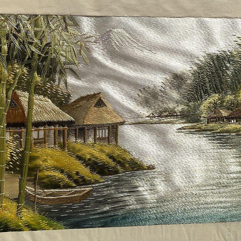Trois tapisseries chinoises et broderies de soie représentant un paysage tropical, dans des cadres en rotin en vente 2