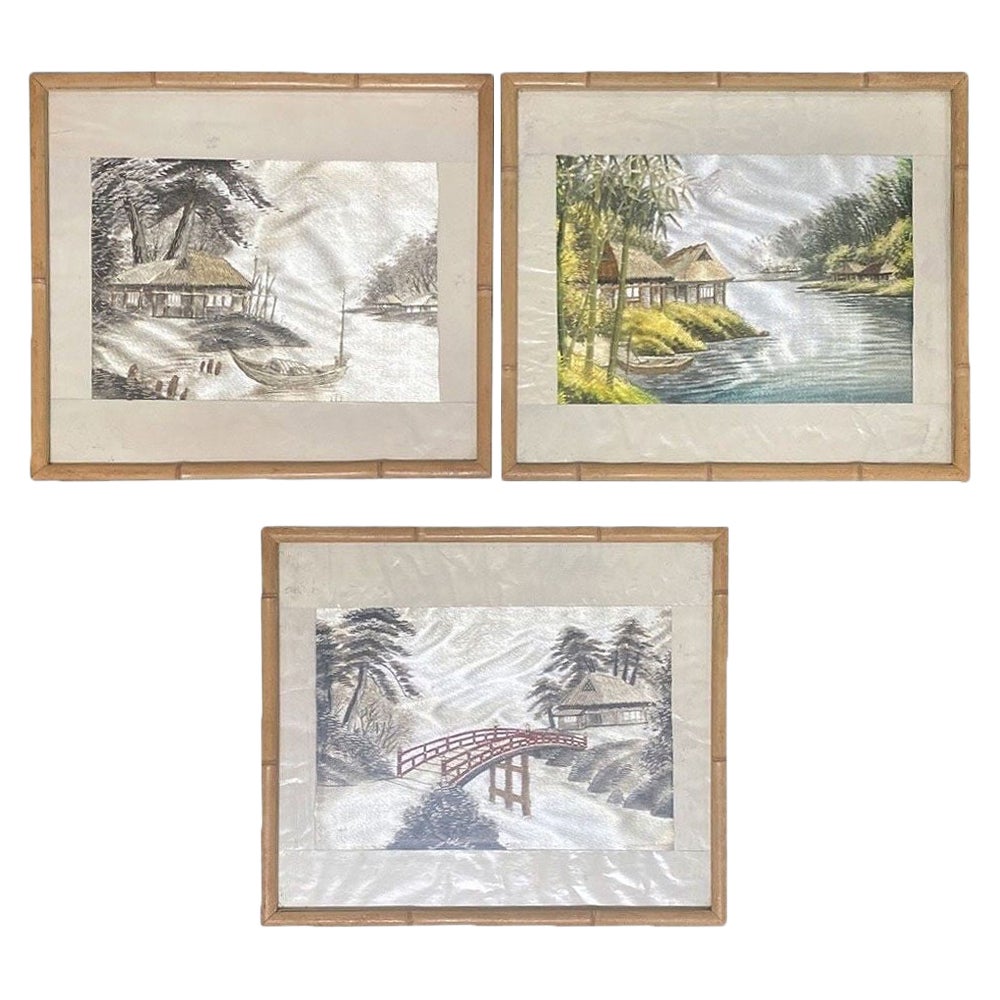 Trois tapisseries chinoises et broderies de soie représentant un paysage tropical, dans des cadres en rotin