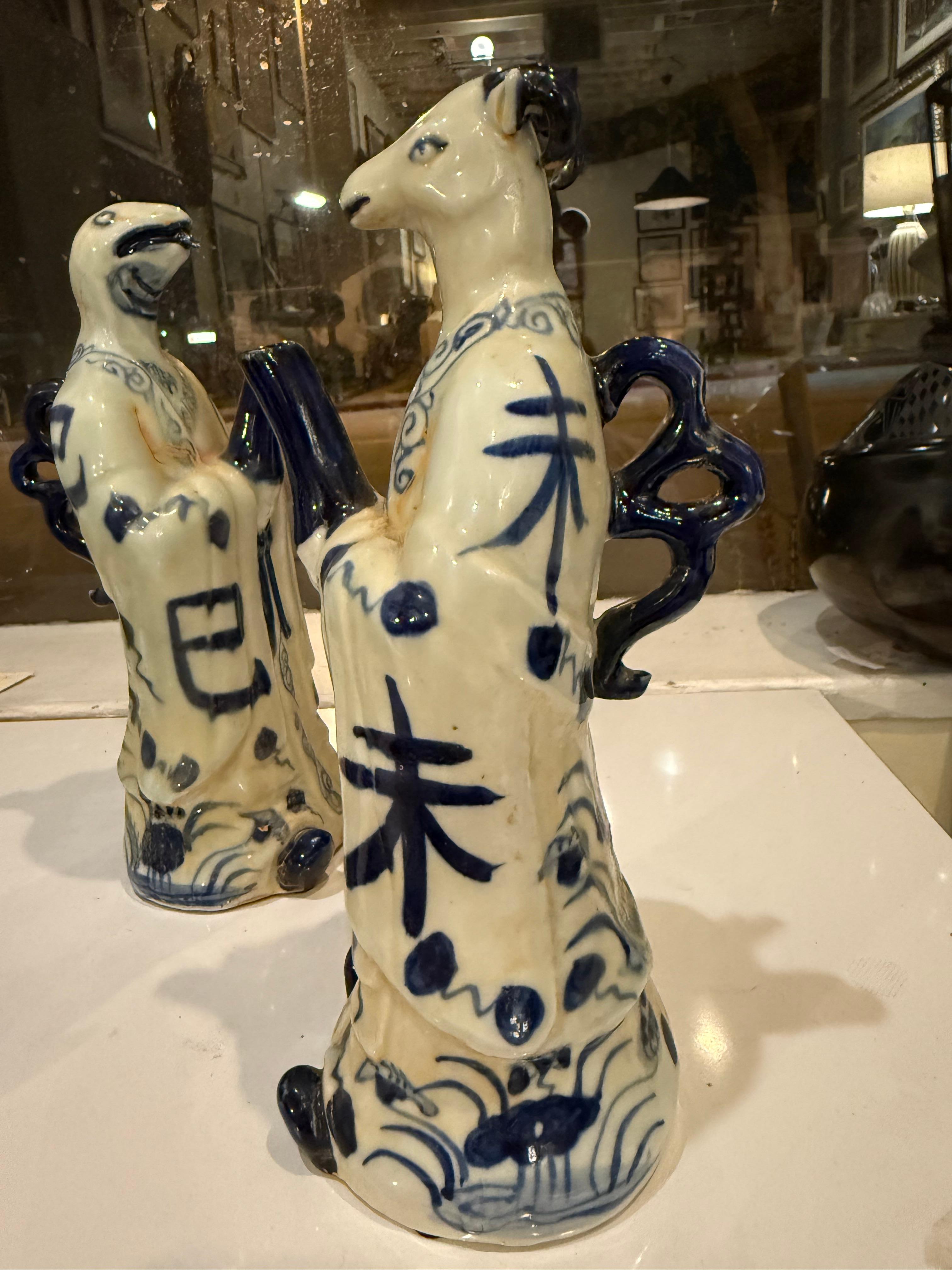 Peint à la main Trois statues du Zodiac chinois - Serpent, Coq et Chèvre en vente