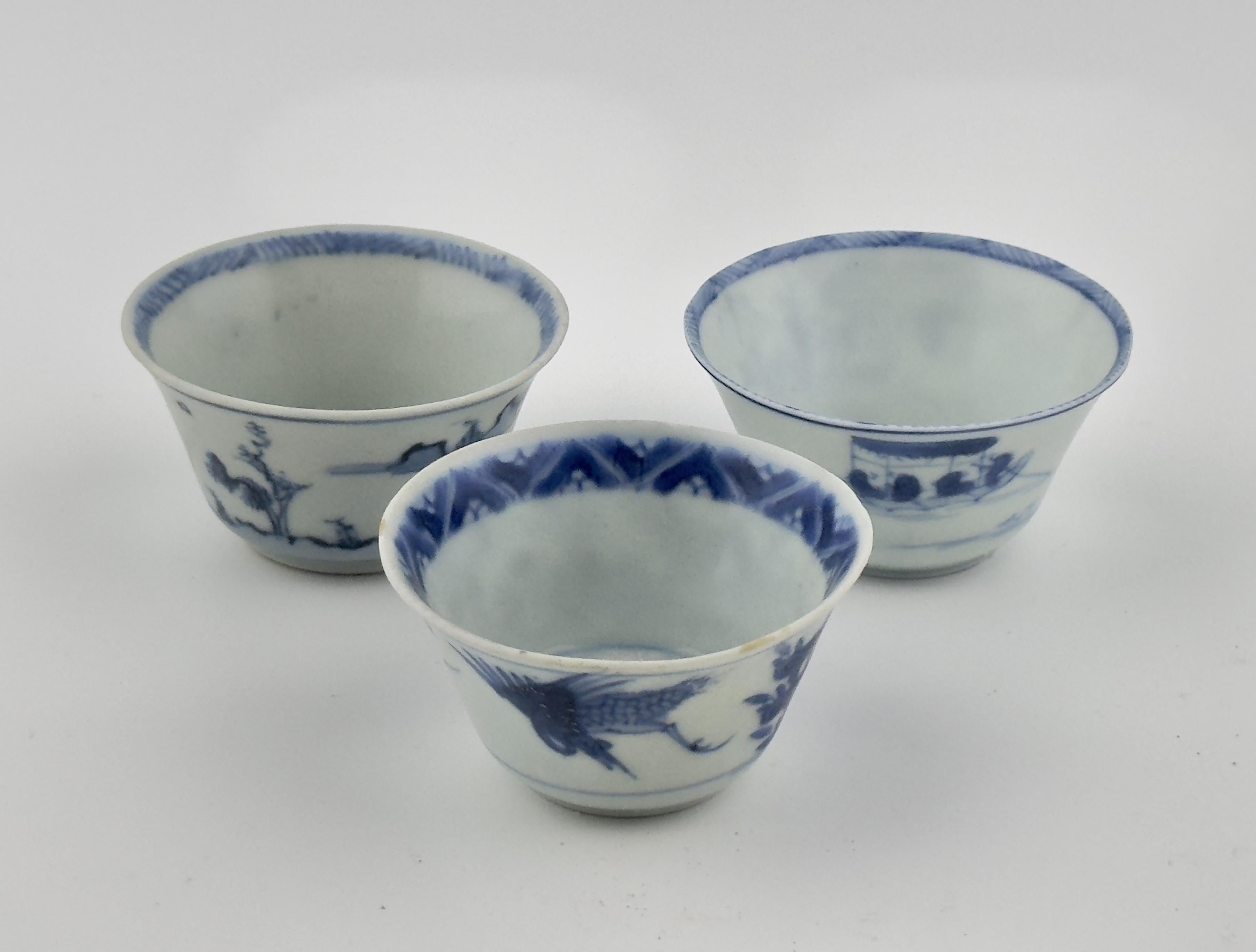 Ensemble de trois coupes à thé de style chinois Circa 1725, Dynastie Qing, règne de Yongzheng en vente 4