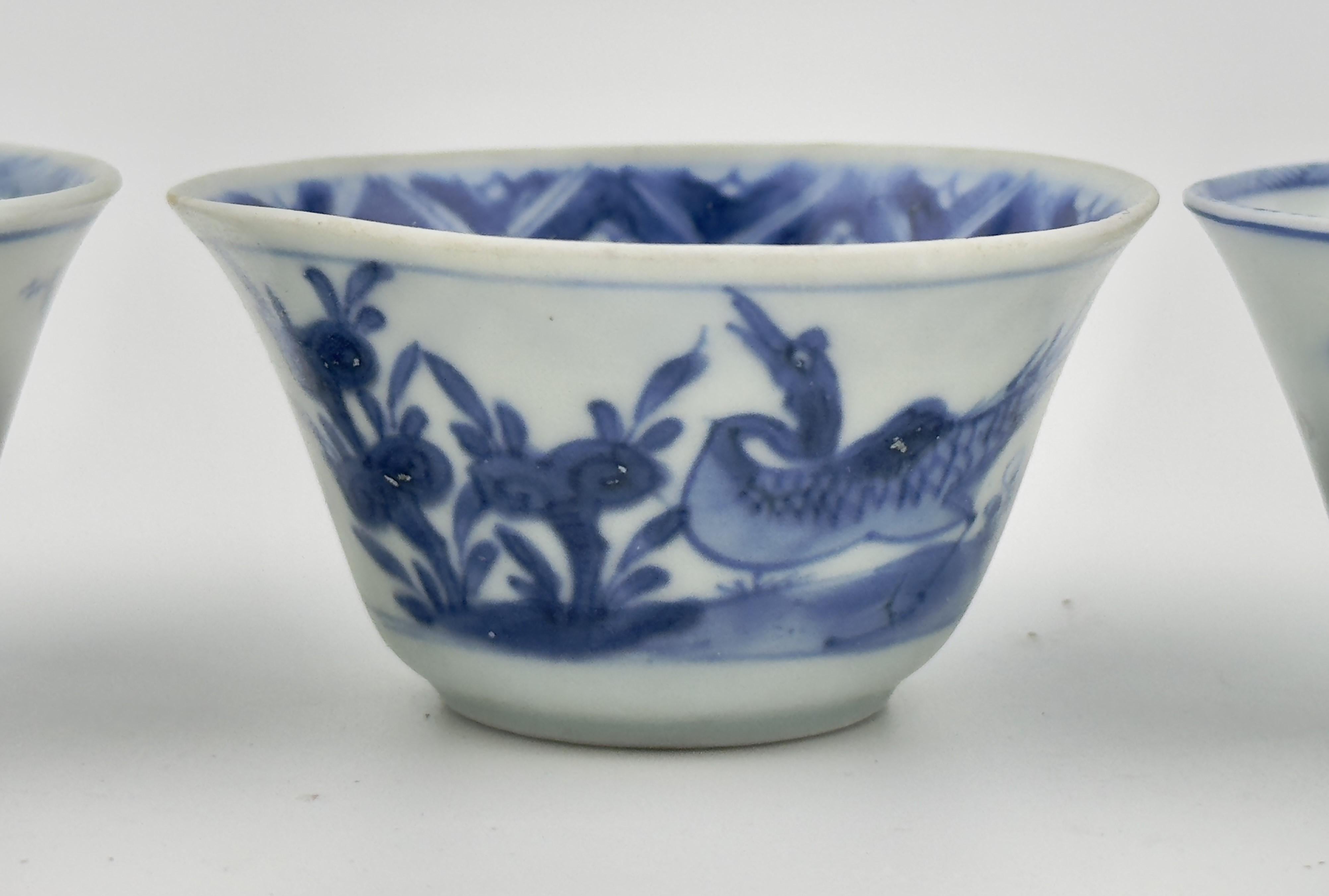 Début du XVIIIe siècle Ensemble de trois coupes à thé de style chinois Circa 1725, Dynastie Qing, règne de Yongzheng en vente