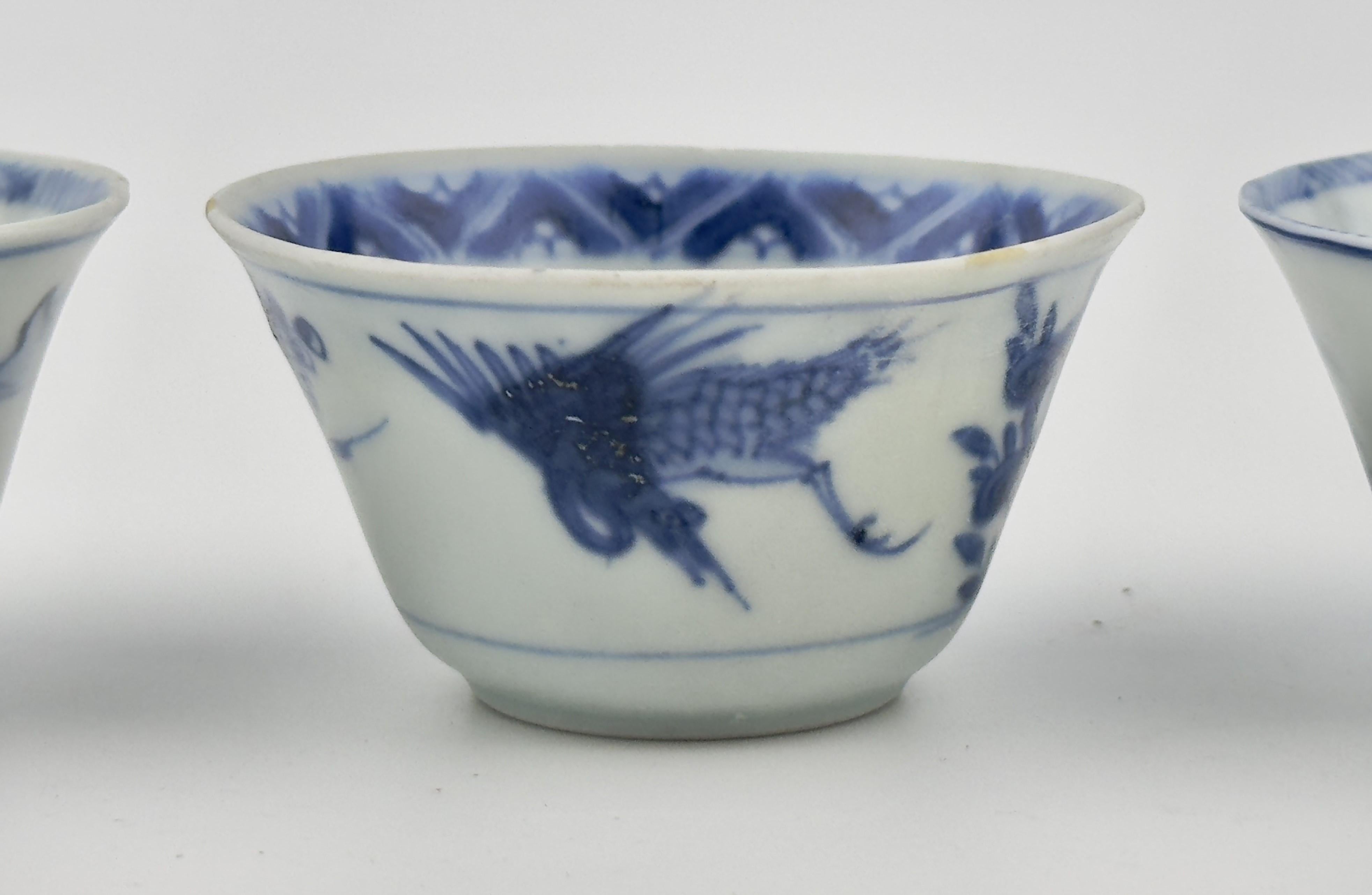 Céramique Ensemble de trois coupes à thé de style chinois Circa 1725, Dynastie Qing, règne de Yongzheng en vente