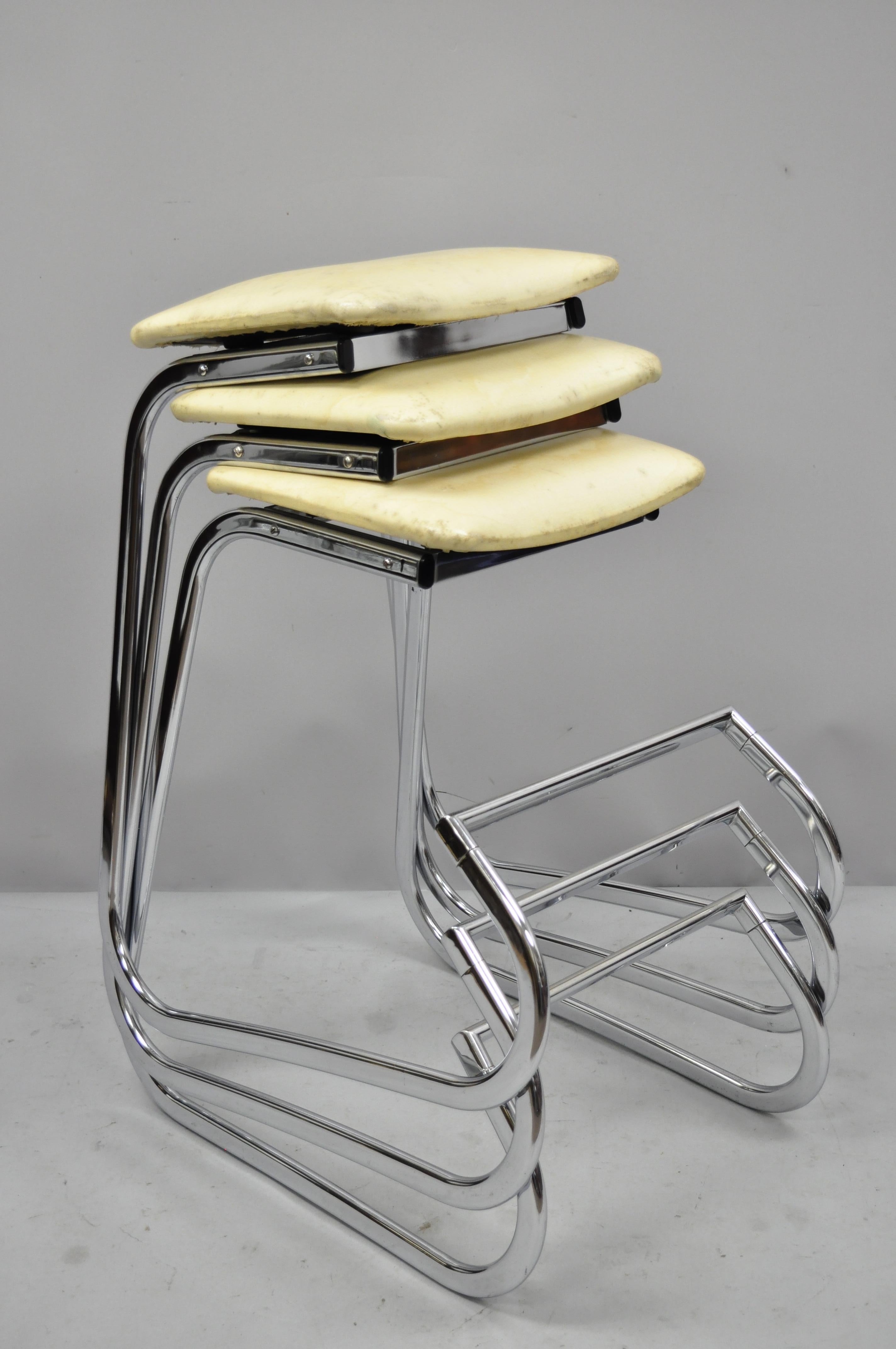 Drei Prometheus-Barhocker mit Chromgestell von John Behringer für Stendig. Mit (3) stapelbaren verchromten Metallrahmen, vinylgepolsterten Sitzen, Originaletikett, schlanker skulpturaler Form, um 1960. Abmessungen: 29