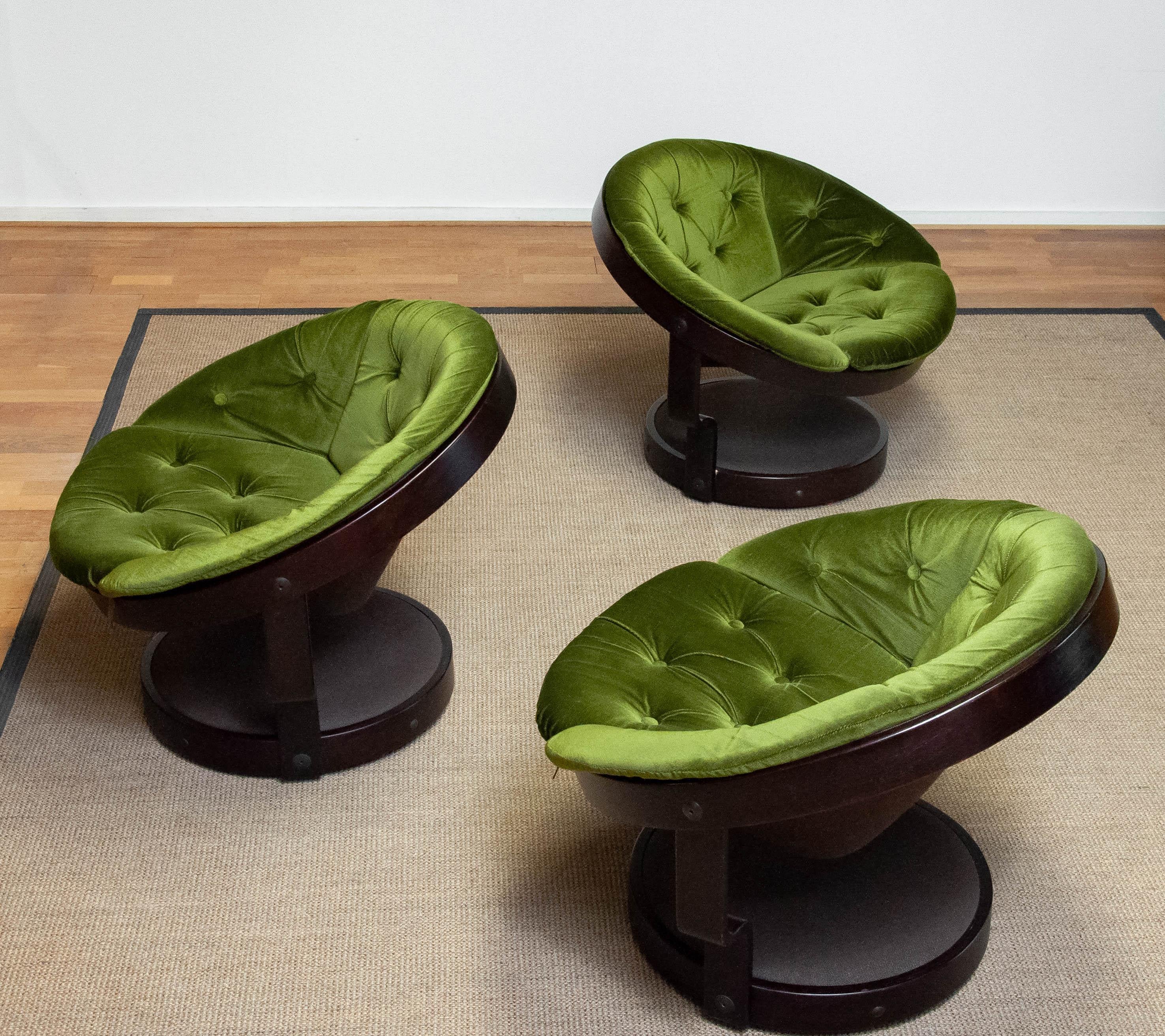 Trois chaises longues circulaires pivotantes Modèle 'Convair' en velours vert par Oddmund Vad en vente 1