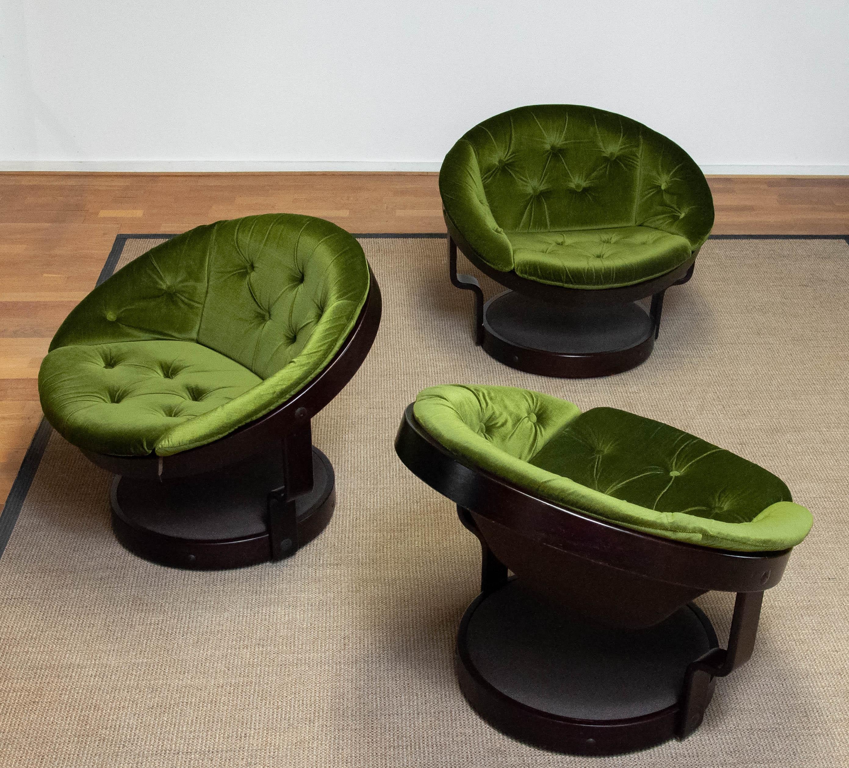 Trois chaises longues circulaires pivotantes Modèle 'Convair' en velours vert par Oddmund Vad en vente 2