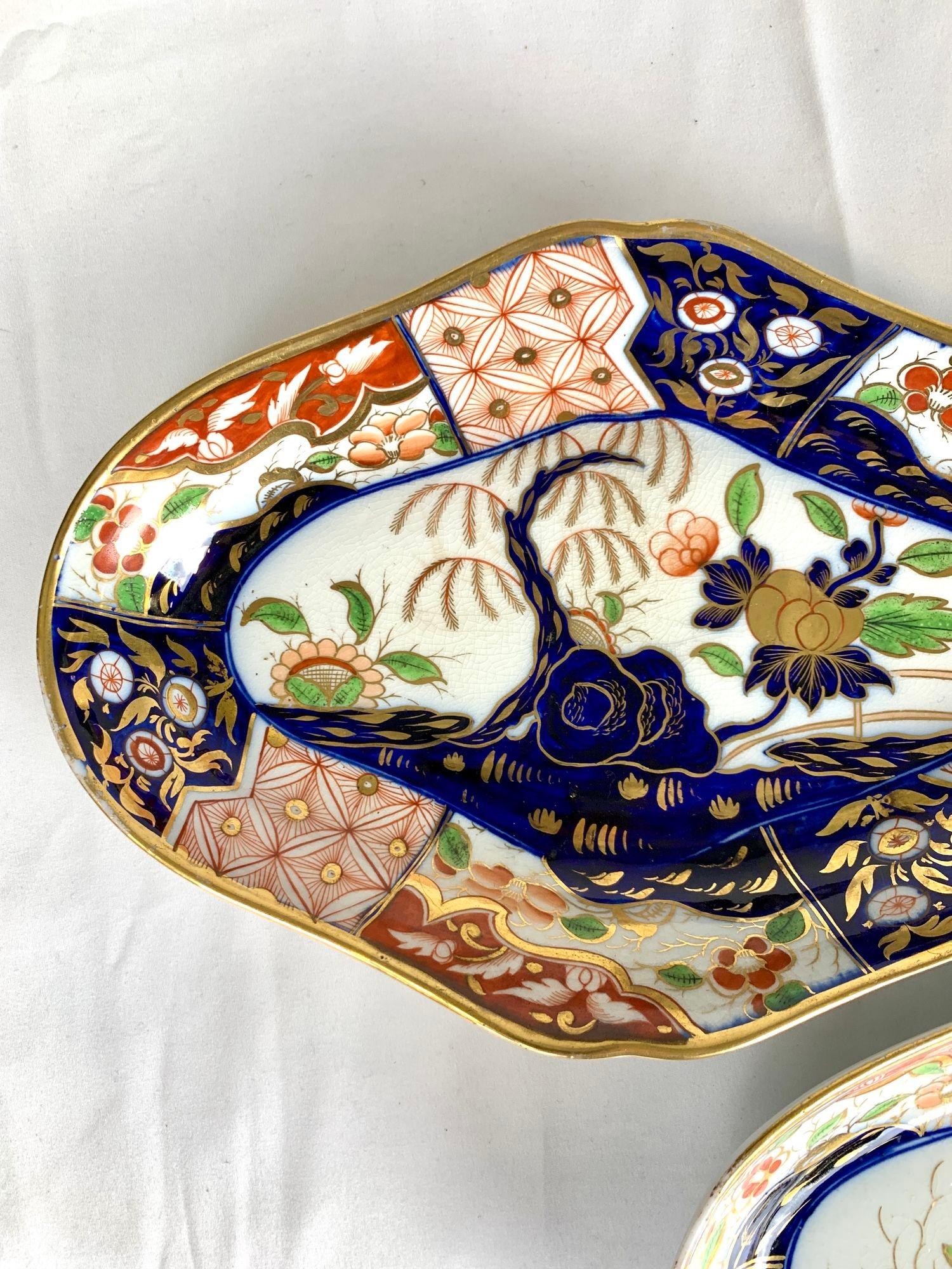 Peint à la main Trois plats de service en porcelaine de Coalport, peints à la main, Angleterre, vers 1820 en vente